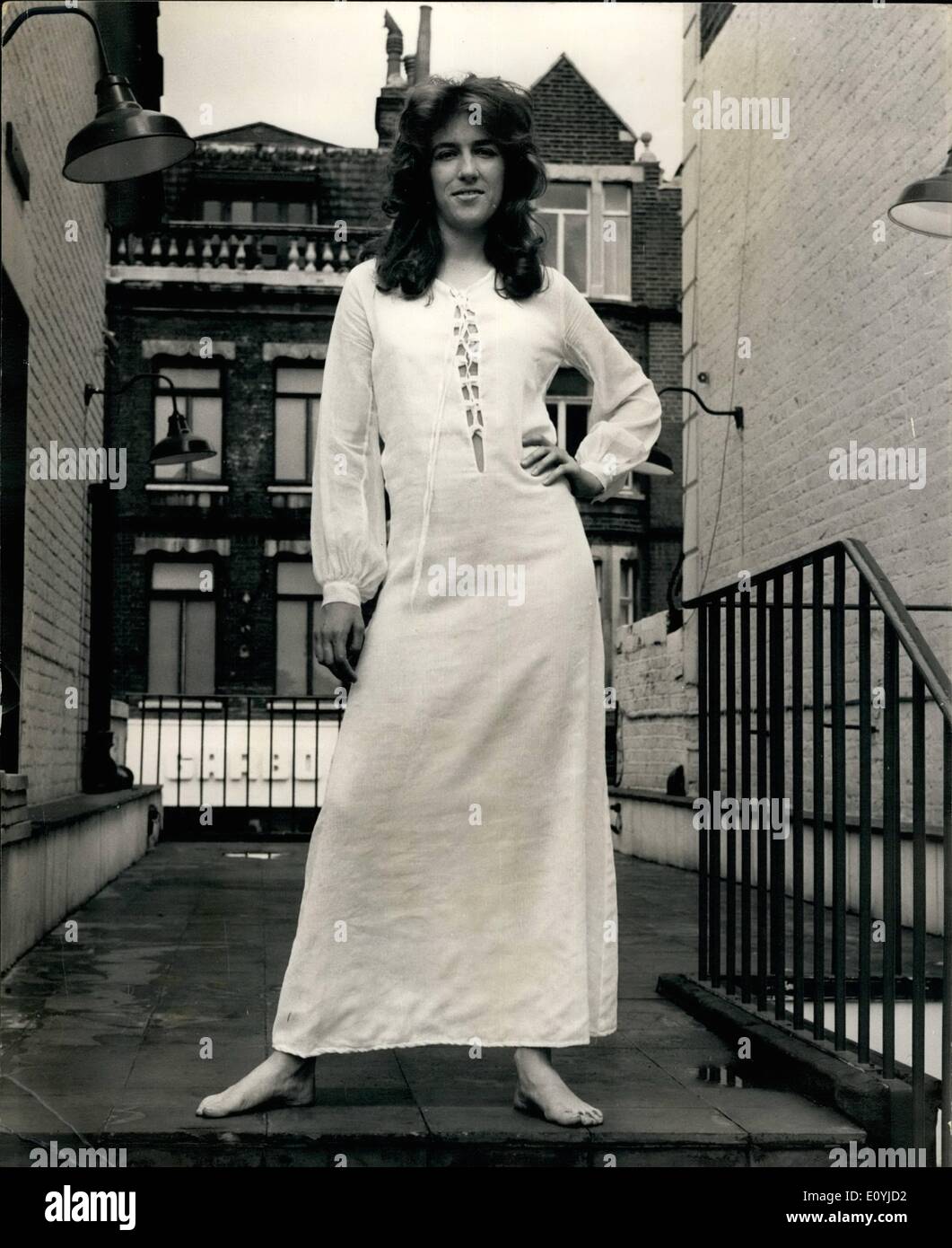 7. Juli 1970 - Charity Fashion Show: Mode von Piero de Monzi mit Schmuck von Tony Singleton (Designs) Ltd - wurden auf dem Display an der Mode von heute Nächstenliebe zeigen zugunsten wurde (The British Leprosy Relief Association), statt auf die Club-Puppe "Aretusa in Chelsea. Das Foto zeigt Sophie Wan Den Bosch, Tochter des belgischen Botschafters, gesehen Modellierung eine reine weiße Voile MIDI-Kleid mit Schnürung vorne s bei heutigen Charity-Modenschau. Stockfoto