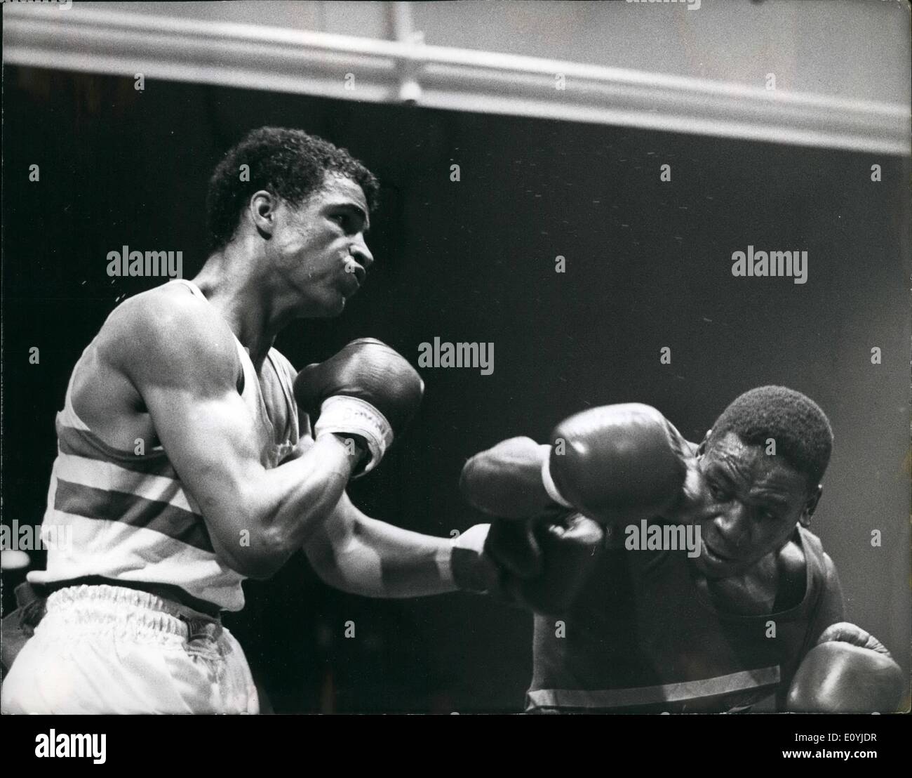 7. Juli 1970 - Commonwealth-Spiele in Edinburgh: Foto zeigt T. Simba Tansania rechts, schwingt ein Recht als John Conteh Englan Stockfoto