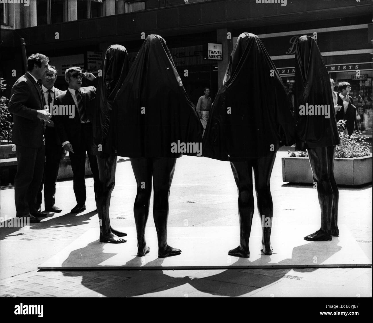 7. Juli 1970 - The Festival von der Stadt von London The Mystery Frauengestalten: Foto zeigt. Als Teil der Stadt und der Zünfte der Londoner Kunstschule Festival Ausstellung. Diese kunststoffummantelter Frauenfiguren waren etwas verwirrend für diesen Herren an der Paternoster-Piazza. Stockfoto