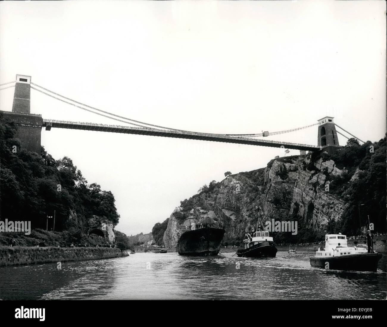 7. Juli 1970 - Schiff Brunels S.S Großbritannien kommt in Bristol.: Brunel Eisen liefern die S.S Großbritannien, in Bristol ist gestern angekommen, am Ende ihr Schlepptau von 8.000 Meilen von den Falkland-Inseln. Mehr als 100.000 Fahnenschwingen Menschen beobachtete, wie die überdachte die acht Meilen von der gewundenen Fluss Avon aus Avonmouth zu Bristol Docks, wo sie vor 127 Jahren ins Leben gerufen wurde. Arbeit auf ihre Wiederherstellung startet in zwei Wochen. Die SS Great Britain war der weltweit erste Ozean gehen Propeller angetrieben Eisen Schiff. Foto zeigt die Szene als die S.S Stockfoto