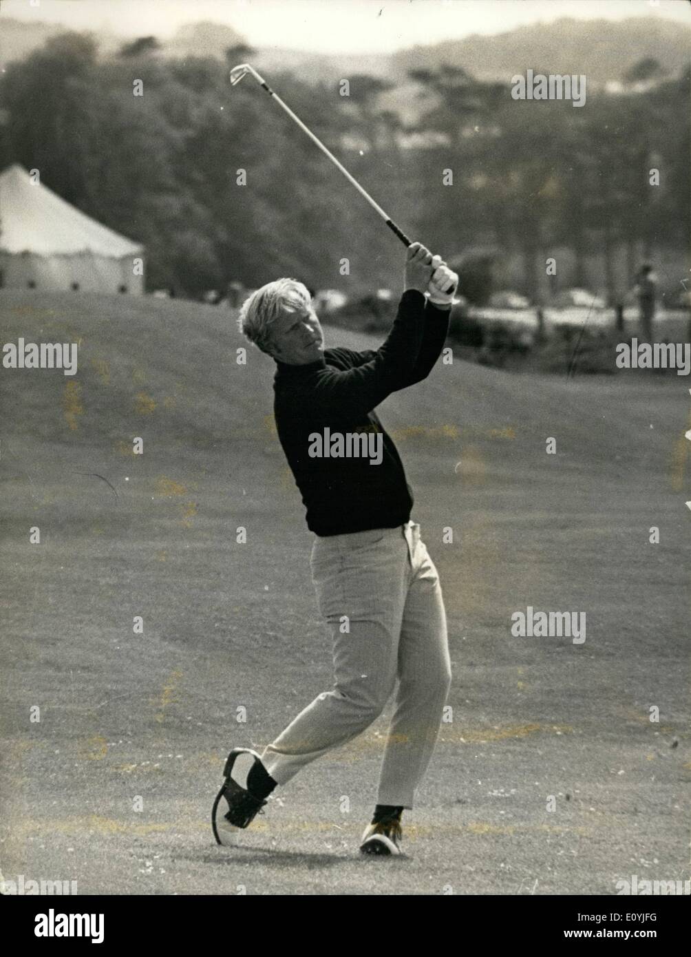 7. Juli 1970 - Jack Nicklaus mit The Open: Foto zeigt 30 Jahre alter amerikanischer Golfspieler, Jack Nicklaus spielen der dritten während der British Open Golf Championship in St. Andrews am Freitag. Nicklaus ging an amerikanischen Doug Sanders auf einen Schlag in der gestrigen Play-off. Stockfoto