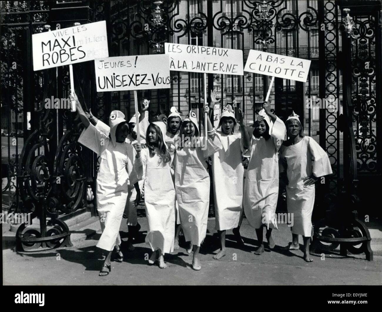 13. Juli 1970 - Esterel Modelle Ated eine kleine kleine Stil-Revolution in der Parc Monceau in Paris. Dieses friedliche demonstrati Stockfoto