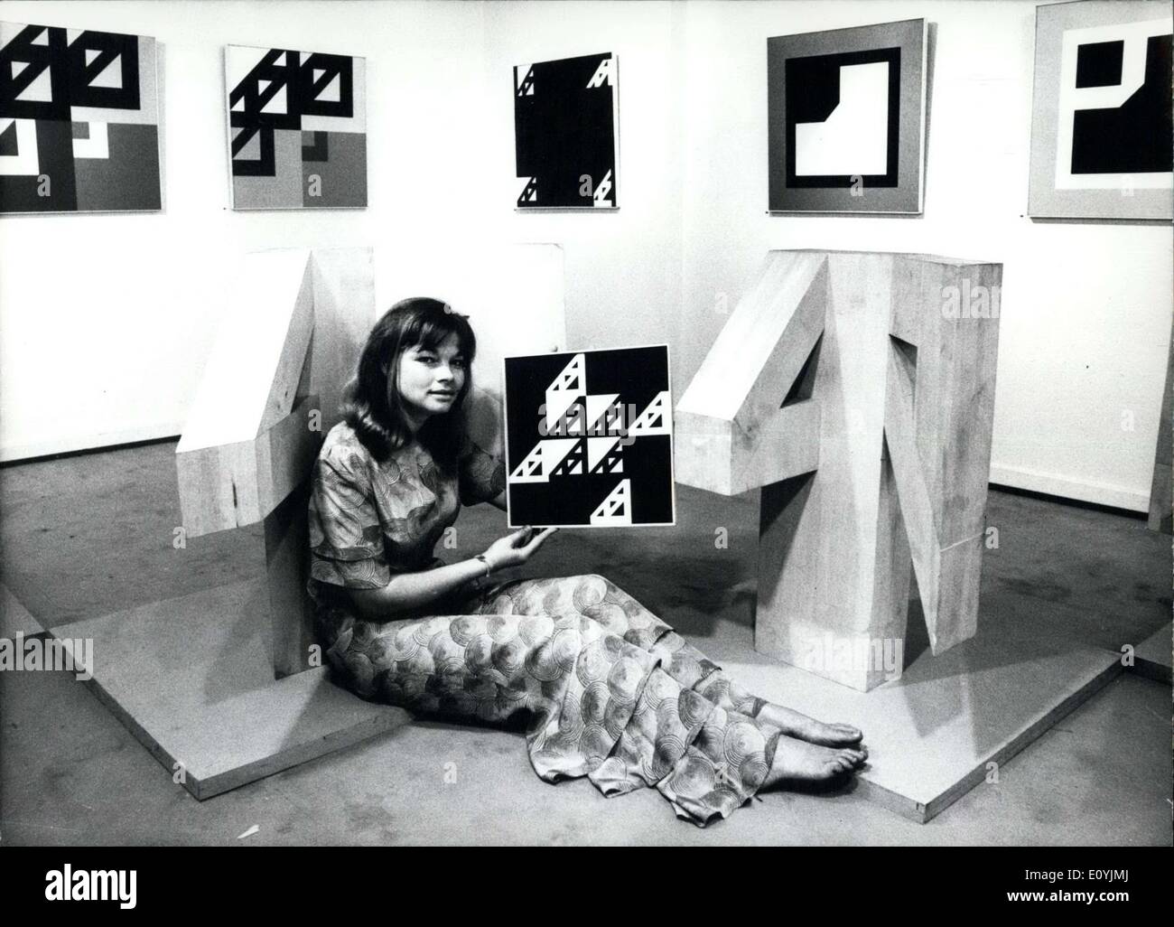 14. Juli 1970 - '' Frame-Works''...... ist das Hauptthema der Werke von Guenter Neusel, bis Ende Juli in der Frankfurter Galerie '' entsetzt und Fertsch'' zu sehen. Auf den ersten Blick könnte man wirklich meinen, aus versehen in der Tischlerwerkstatt ausgeführt haben. Für der Künstler präsentiert kunstvoll auf Holz gearbeitet. Abgesehen davon zeigt er seine '' identic Bilder '', die wirklich wie die Entwürfe seiner Werke '' Bild aussehen '' Stockfoto