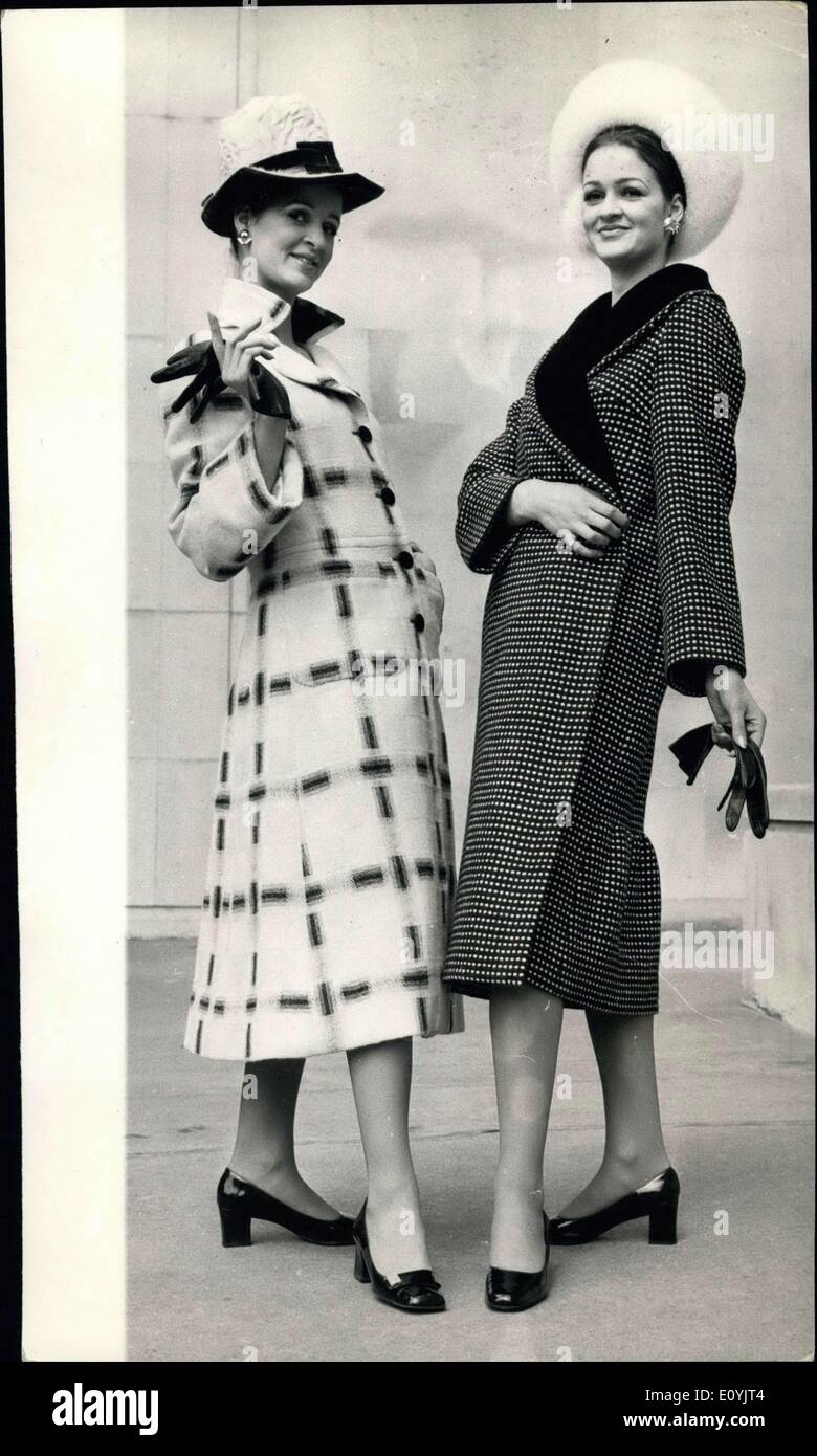 22. Juli 1970 - Lachasse Autun / Winter-Kollektion. Foto zeigt Anne Ellerton (links), '' Blankoscheck '' - ein Mantel in schwarz/weiss/grau Check Wolle - während ihrer Zwillingsschwester Rosmarin trägt, trägt '' Tickerband '' - ein Mantel in schwarz/weiß Wolle, von den Lachasse Herbst/Winter Kollektion 1970, heute in London gezeigt. Stockfoto
