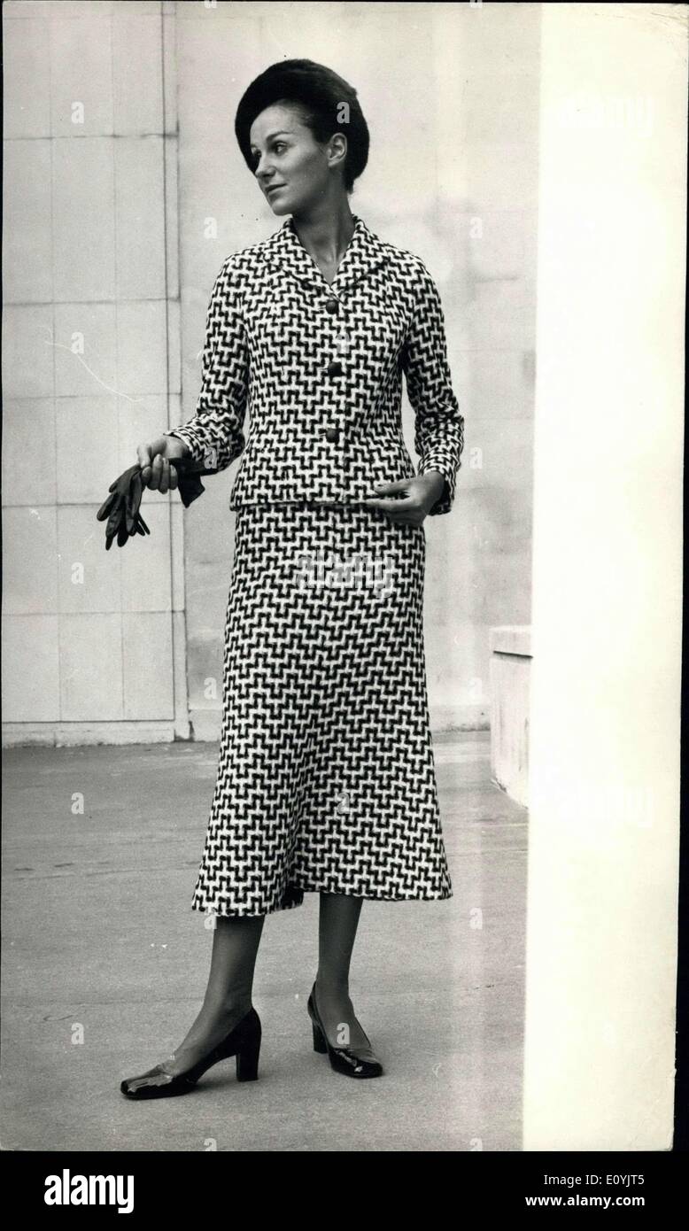 22. Juli 1970 - Lachasse Herbst/Winter-Kollektion. Das Foto zeigt Modell Sandra Miles Wars '' Terminal'' - einen wadenlangen Anzug in schwarz/weiß/grau Wolle, von den Lachasse Herbst/Winter Kollektion 1970, heute in London gezeigt. Stockfoto