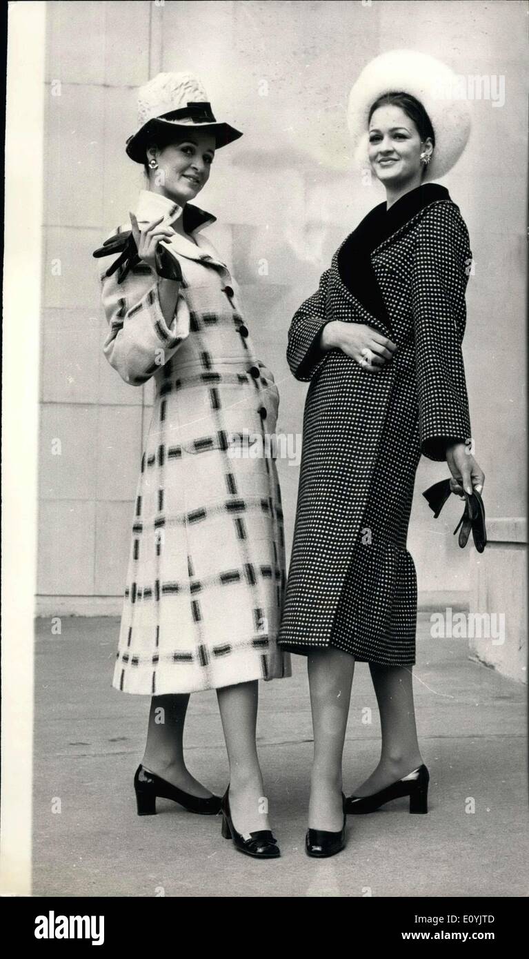 22. Juli 1970 - Lachasse Herbst / winter-Kollektion: Foto zeigt Anne Ellerton links, trägt '' Blankoscheck '' - ein Mantel in schwarz/w Stockfoto