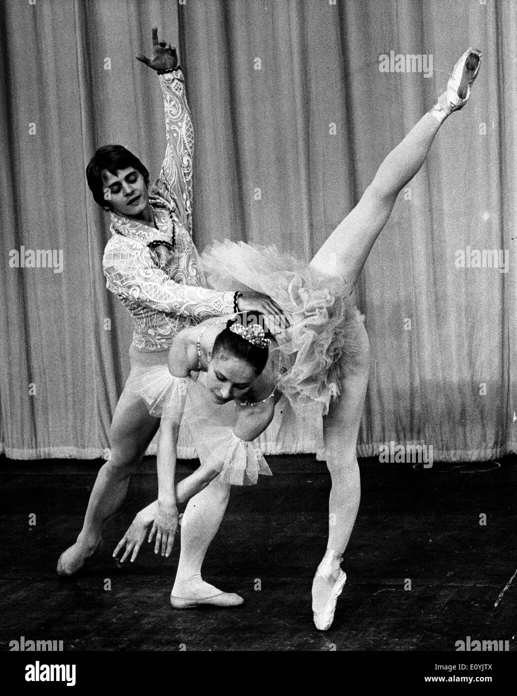 23. Juli 1970; London, England, Vereinigtes Königreich; Russische Ballett-Tänzer, MIKHAIL BARYSHNIKOV mit ALLA SIZOVA am königlichen Festival. Stockfoto