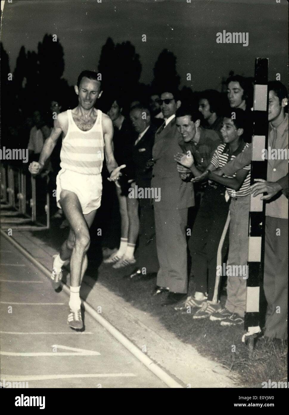 24. Juli 1970 - 29 Jahre alten Jean Wadoux schlagen den europäischen Rekord für den 1.500-Meter-Lauf. Der bisherige Rekord wurde im Jahr 1966 von Michel Jazy gemacht. Wadoux ist hier abgebildet Veredelung der 1.500-Meter-Lauf, in dem er amerikanischen Jim Ryan schlug, von 9 Zehntel einer Sekunde. Stockfoto