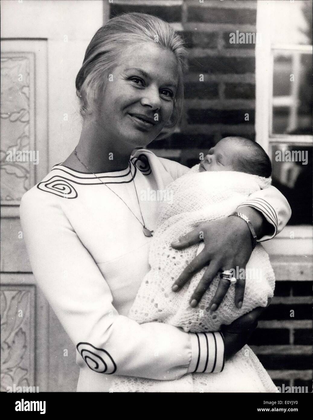 31. Juli 1970 - die Herzogin von Kent verlässt King College Hospital mit Her New geboren Sohn Herrn Windsor: die Herzogin von Kent links Stockfoto