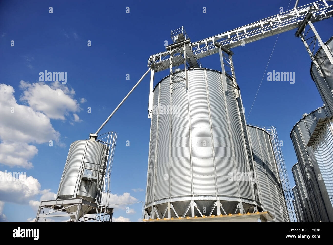 Industrielle Getreidesilo mit blauen Himmel im Hintergrund Stockfoto