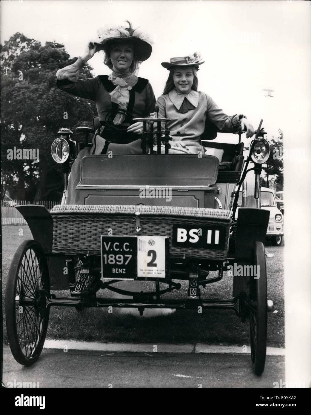 8. August 1970 - The Eighth London Veteranen-Rallye im Crystal Palace: passendes Gewand für heutige Rallye Wettbewerb waren Frau. Stockfoto