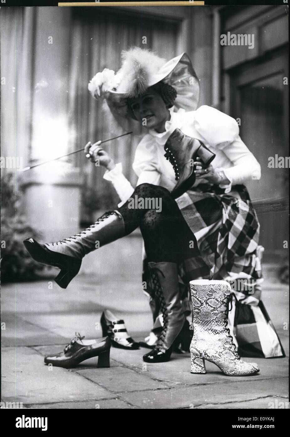 8. August 1970 - Madame Bovary Fußstapfen. Werden die aktuellen Dame im kommenden Herbst und Winter nach den Entwürfen des "Deutschen Instituts für Schuhe '' in Frankfurt am Main, W.Germany, im Einklang mit dem Midi und Maxi Blick des Instituts präsentiert Bovary - Hauslatschen '' vom Knöchel zum Knie hoch, natürlich bittet einer Wiederbelebung der Gentleman der"alten Schule", helfen wird, diese komplizierten '' neuen '' Schuhkreationen Befestigung , wie unser Bild zeigt. Stockfoto