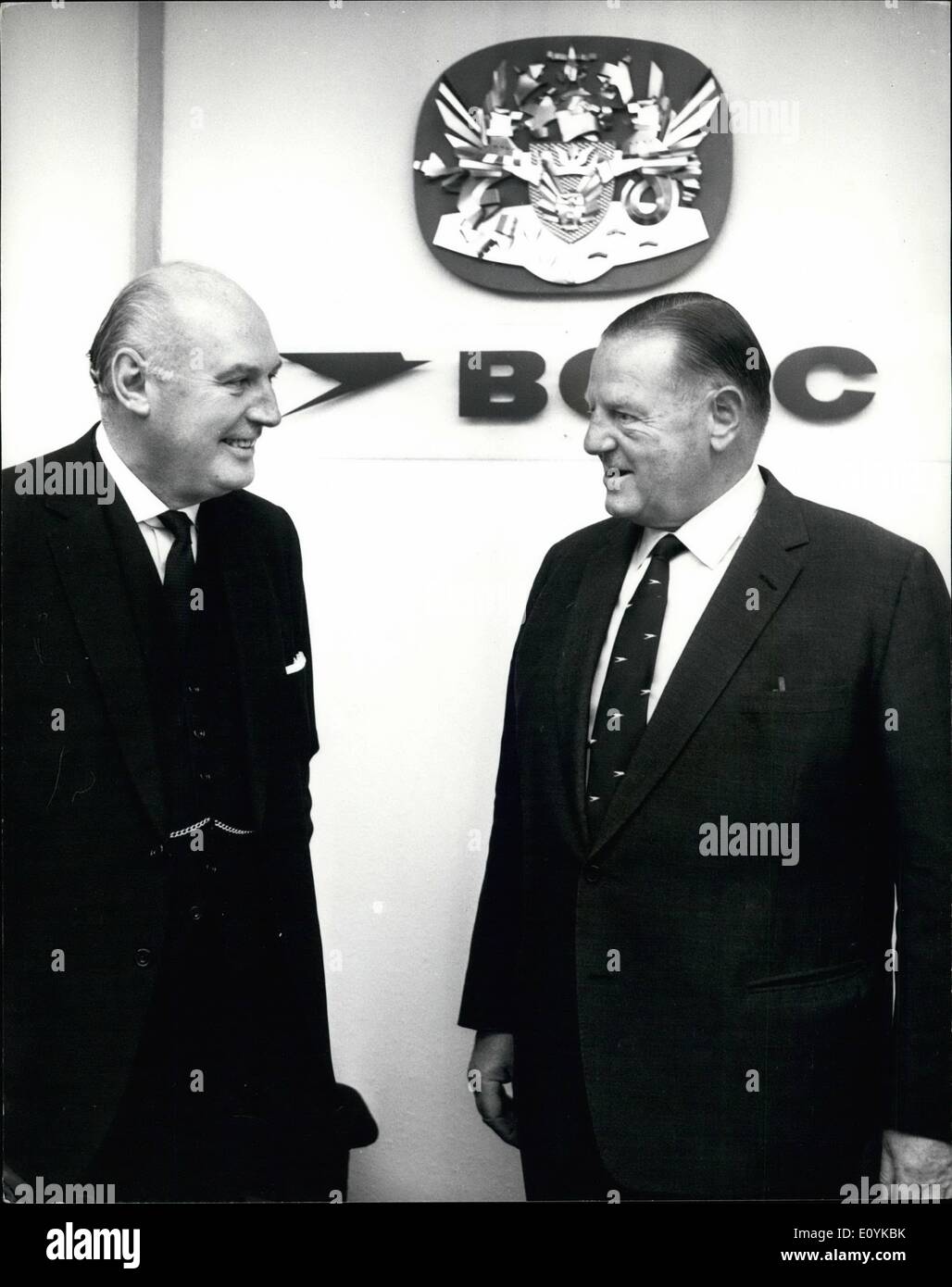 8. August 1970 - British Overseas Airways Corporation Bilanzpressekonferenz: The B.O.A.C. jährlicher Bericht und Konten Pres Konferenz fand heute am Air Terminal, Buckingham Palace Road, London. Phot zeigt Sir Charles Hardie, Vorsitzender des BO.A.C. (Lreft) im Gespräch mit Keith Granville, der stellvertretende Vorsitzende, vor dem Start der heutigen Konferenz. Stockfoto