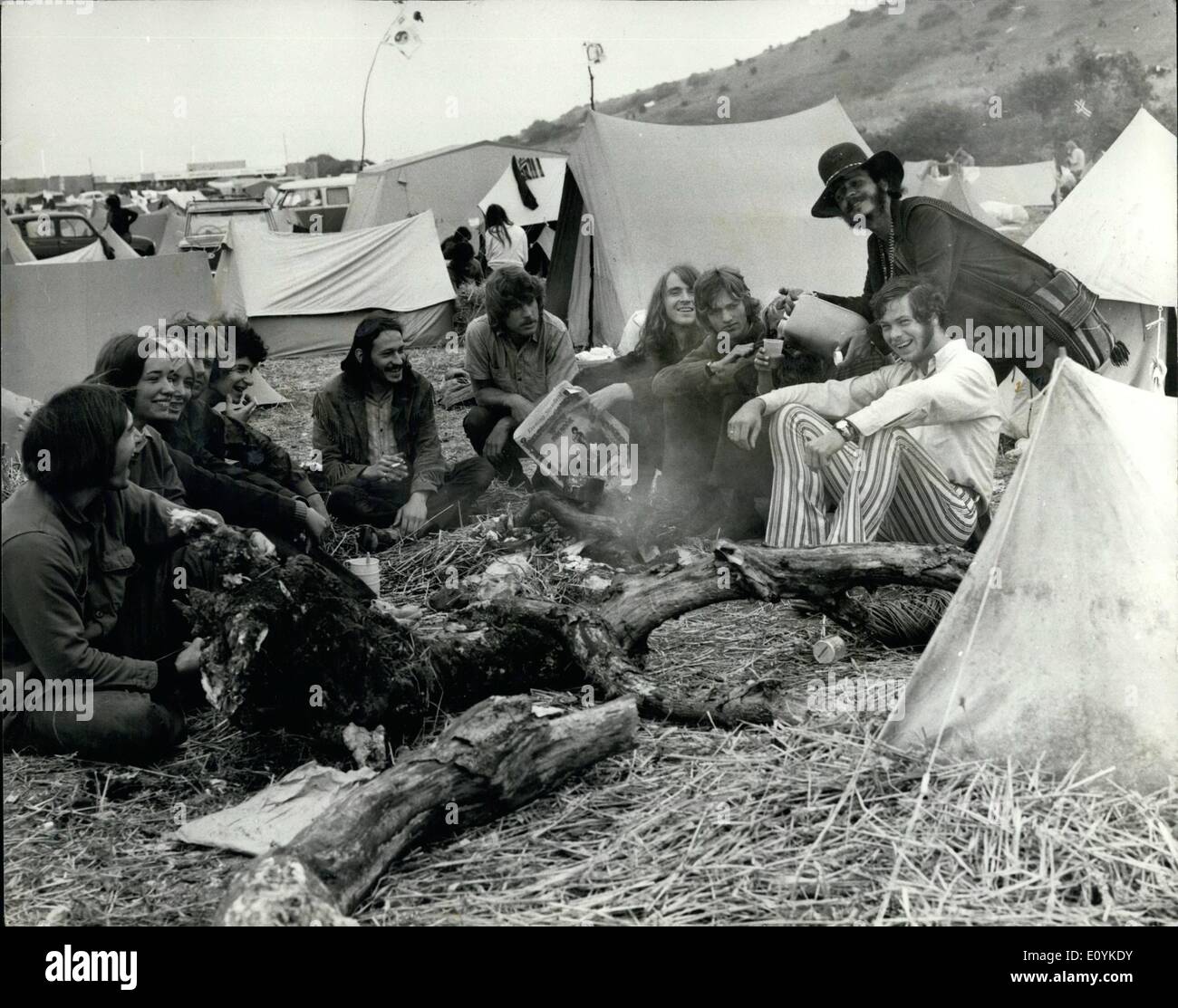 8. August 1970 - Pop Fans erobern The Isle von Gewicht für The Pop Musik Festival im Süßwasser: Foto zeigt eine Gruppe von Pop-Fans sammeln um ein Bein Feuer vor ihrem Zelt auf dem Campingplatz Ort East Afton auf der Geschichte von Wight. Stockfoto
