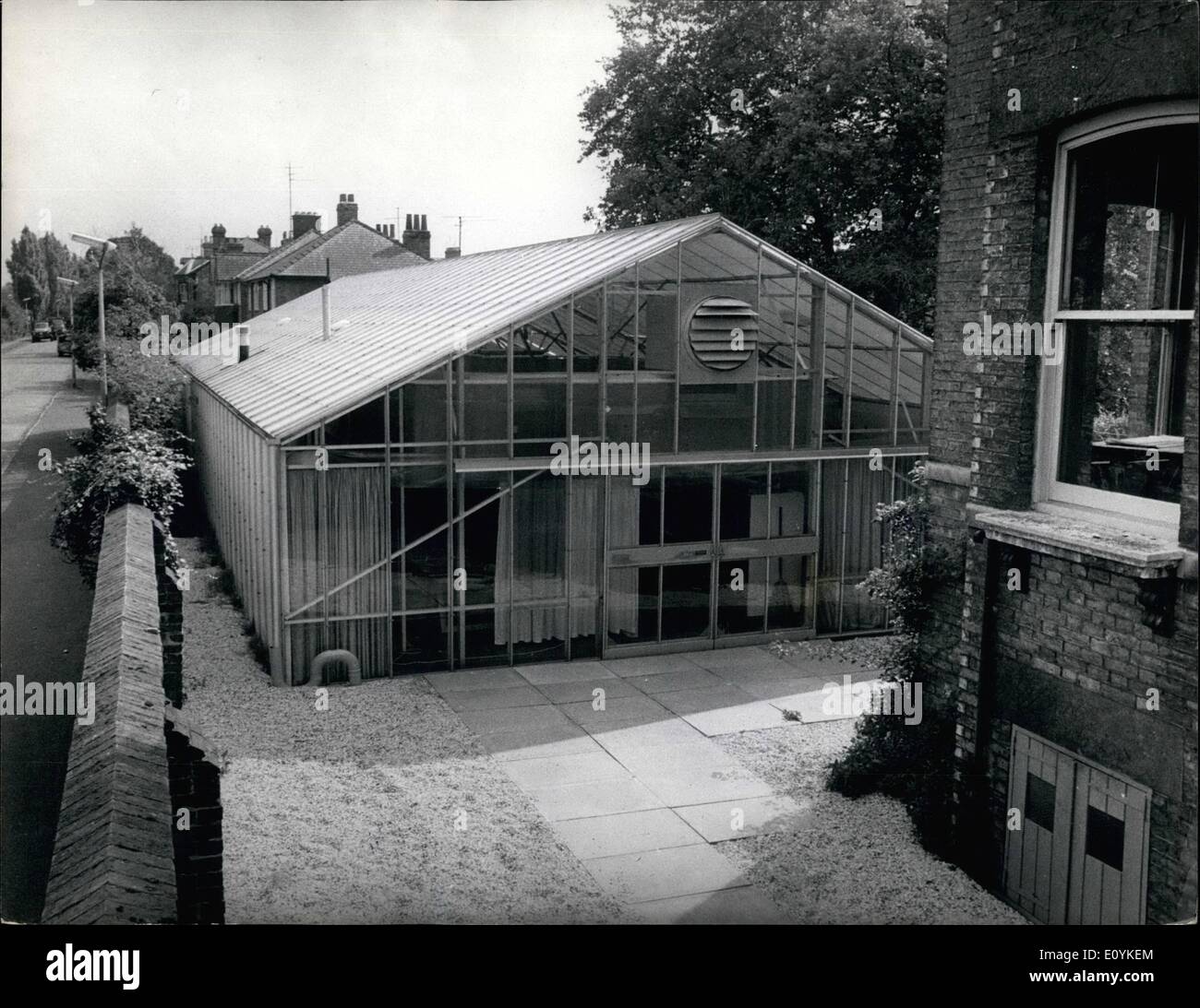 8. August 1970 - experimentelle Glashaus. Foto zeigt:-eine experimentelle Glashaus gebaut ohne Erlaubnis an der Cambridge University von sieben Studenten, die vor dem Abriss des Ministeriums für Wohnungswesen gerettet hat den Stadtratsbeschluss überstimmen. Das Haus wurde gebaut, um die niedrigen Kosten des Baus zu demonstrieren. Stockfoto