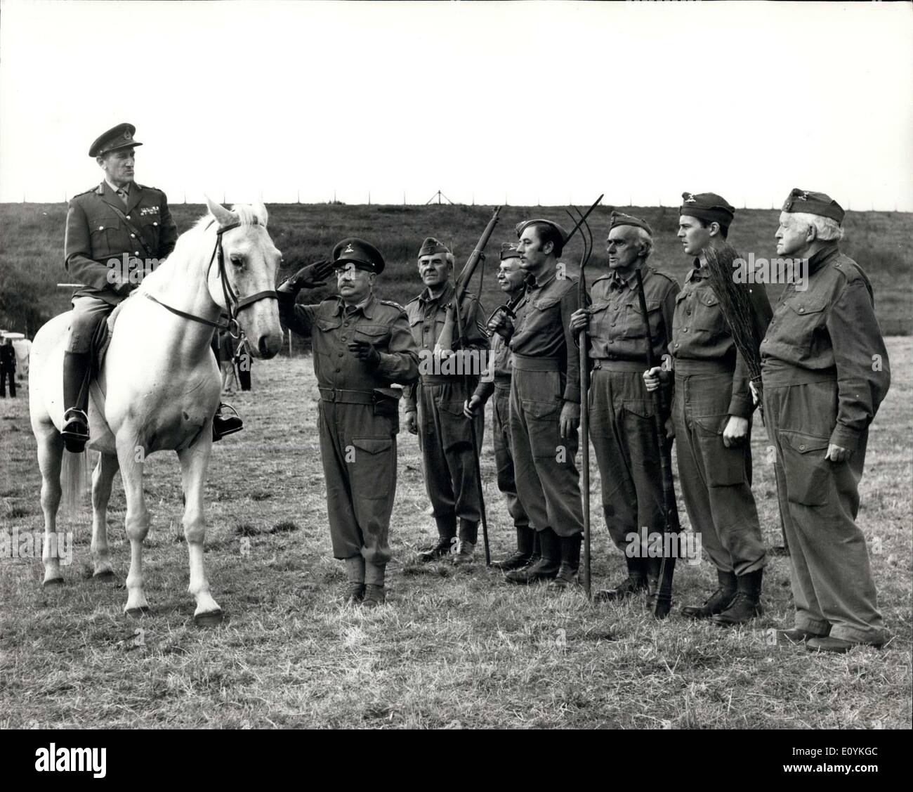 20. August 1970 - Verfilmung von "Papas Armee ''. Die Szenen wurden heute in den Shepperton Studios für die Film-Version der berühmten TV-Serie gedreht wird "Papas Armee. Der Film ist von John R. Slean für Columbia produziert. Norman Cohen leitet von einem Bildschirm spielen von Jimmy Perry und David Craft. Foto zeigt die '' Kampf gegen Veteran'' Papas Armee gesehen laden mit ihrer Vielzahl von Waffen, während der heutigen Aufnahme in den Shepperton studios Stockfoto