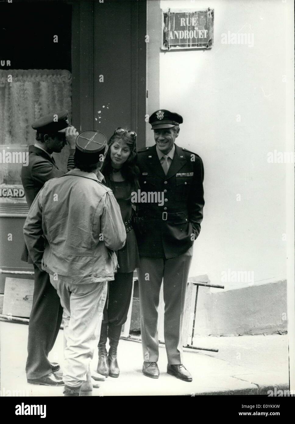 27. August 1970 - gehen zwei neue Liebhaber die steilen Straßen von Montmartre Arm in Arm wo Mel Ferrer und Joanna Shimkus derzeit '' The Time to Love'' mit Britt Eelad Filmen. Mel Ferrer ist ein Offizier und Joanna Shimkus trägt seltsam aussehende geschwollene Hose und großen Stiefeln. Hier ist ein Bild von ihnen während der Dreharbeiten. Stockfoto