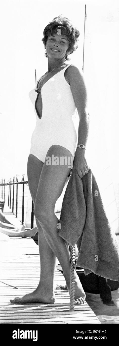 Schauspielerin Dawn Addams in weißen Badeanzug Stockfoto
