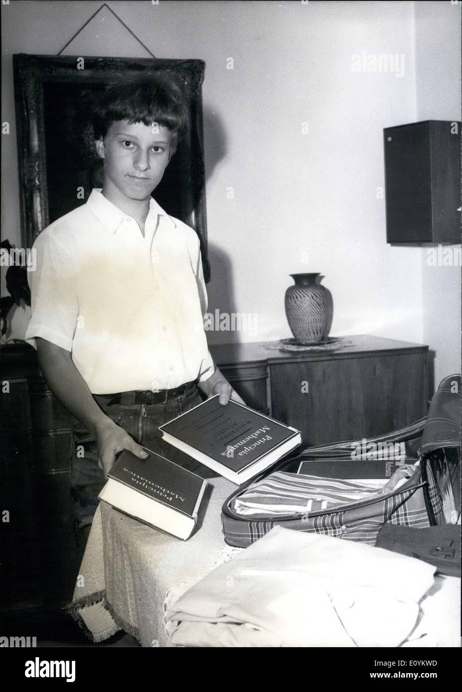 Sept. 09, 1970 - Deutschlands jüngste Studentin packt seinen Fällen: 14-j hrige Elmar Eder, der jüngste Student der BRD ist, vergangen sein Kraft-Diplom in Mathematik und Physik an der Universität München nach dem Studium von vier Semestern. Seine Prüfungsfächer waren Experimentalphysik, mathematische Logik, angewandte Mathematik und theoretische Mechanik. "Boy Wonder" erhielt eine spezielle Erlaubnis des Bayerischen Ministeriums für Bildung für seine Studien an der Universität wegen seiner ungewöhnlichen Talente bereits, als er 12 Jahre alt war Stockfoto