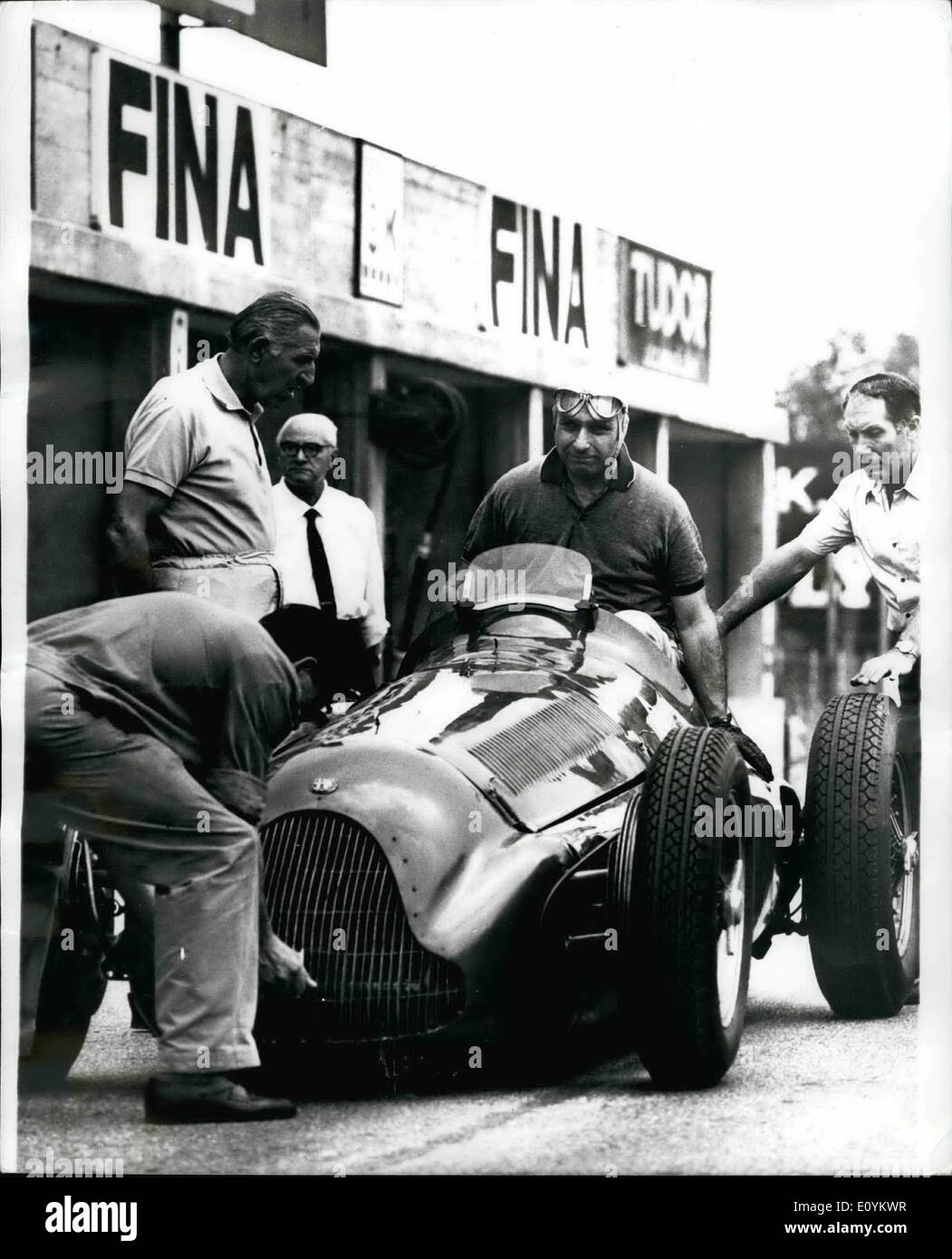 Sept. 09, 1970 - Fangio den berühmten Racing Fahrer Rennen wieder-aber nur für die Dreharbeiten von seiner Lebensgeschichte: nach mehr als zehn Jahre der Pensionierung aus dem Rennsport der 59 Jahre alte Welt berühmten Rennfahrer Fangio, der mehrere Weltmeister in den 1950er Jahren war, das berühmte Rennen zurückgekehrt in Monza Dir verfolgen die Verfilmung seiner Lebensgeschichte. Der Film ist von der englische Produzent Hugh Hudson und Graf Giovanni Italien gerichtet. In dem Film Fangio fahren Afetta 159, Alfa Romeo die Weltmeisterschaft 1951 gewann Stockfoto