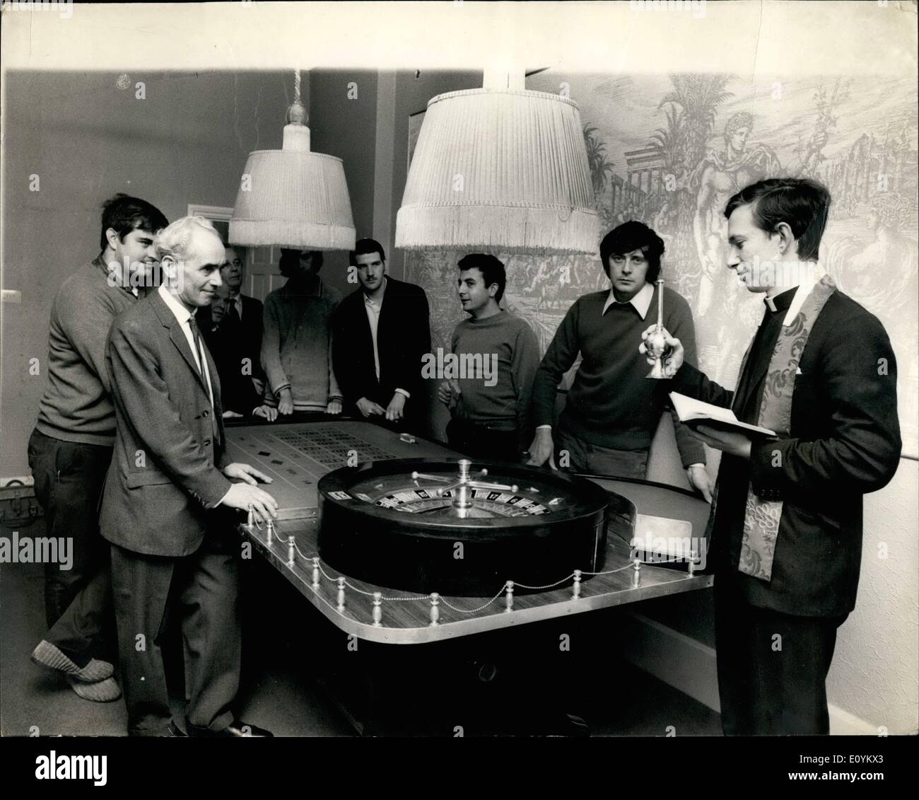 Sept. 09, 1970 - Segen für neue Gaming Club: Kensington nur Glücksspiel Club erlaubt von der Spielbankenkommission unter seine neue Regierungsverordnung über Gaming öffnet seine Türen am Sonntag. Es ist die neue de-vers-Club an 7, Kensington High Street. Dieser Club, der im Besitz von vier jungen Menschen vor Ort ist, von den Mitarbeitern der Gebäude in Rekordzeit für diesen Sonntag Eröffnung abgeschlossen wurde, und als Krönung die Bemühungen der John Birch, Conor Cavangh und die anderen Arbeiter, die so fleißig gewesen sein Vater Charles Acton der lokalen Kirche der Madonna der Siege, segnete beide ihre Leistung und die Stockfoto