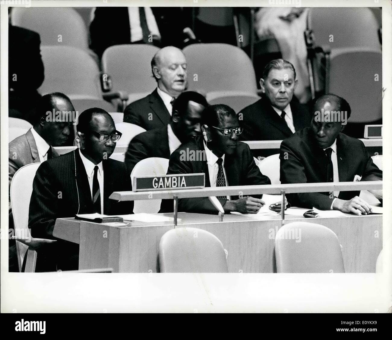 Sept. 09, 1970 - Versammlung hört Präsident von GAMBIA, Außenminister von Kanada und Vereinigte Königreich und Vertreter von Sambia: Die Generalversammlung gehört heute Morgen eine Ansprache von Präsident von Gambia, Sir Dawda K. Jawara, als die allgemeine Aussprache fortgesetzt. Andere Redner waren der Staatssekretär für äußere Angelegenheiten von Kanada den Generalsekretär, die Regierung von Sambia und der Staatssekretär für auswärtige und Commonwealth-Angelegenheiten des Vereinigten Königreichs. Hier wird die Delegation von Gambia von Sir geleitet. Dawda K. Jamara (links). Neben ihm sitzen sind Herr A.D Stockfoto