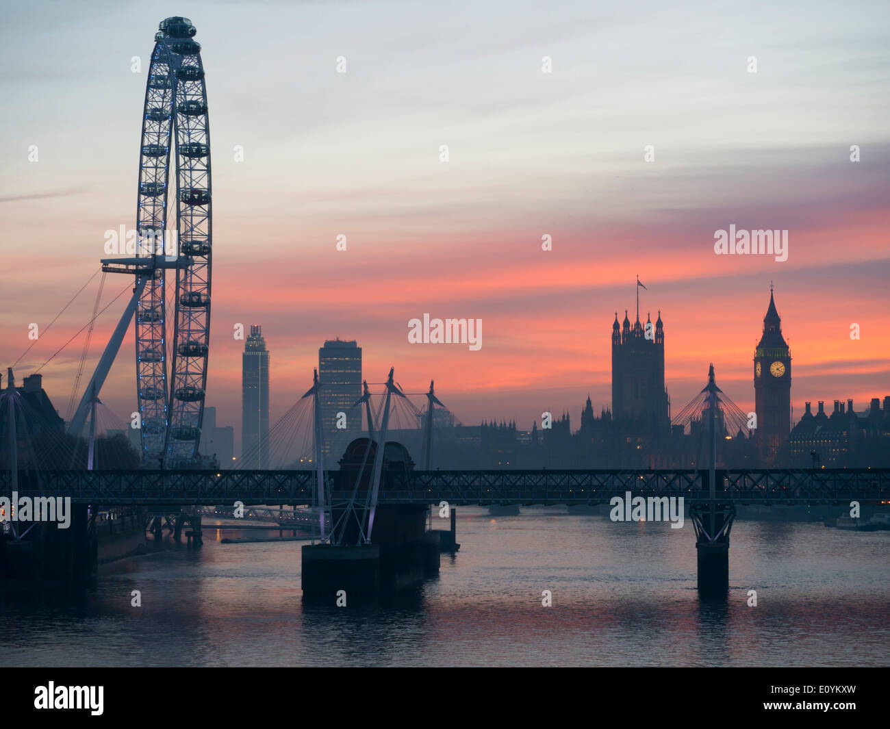 Großbritannien, England, London, Millenium Wheel BB Skyline Sonnenuntergang Stockfoto