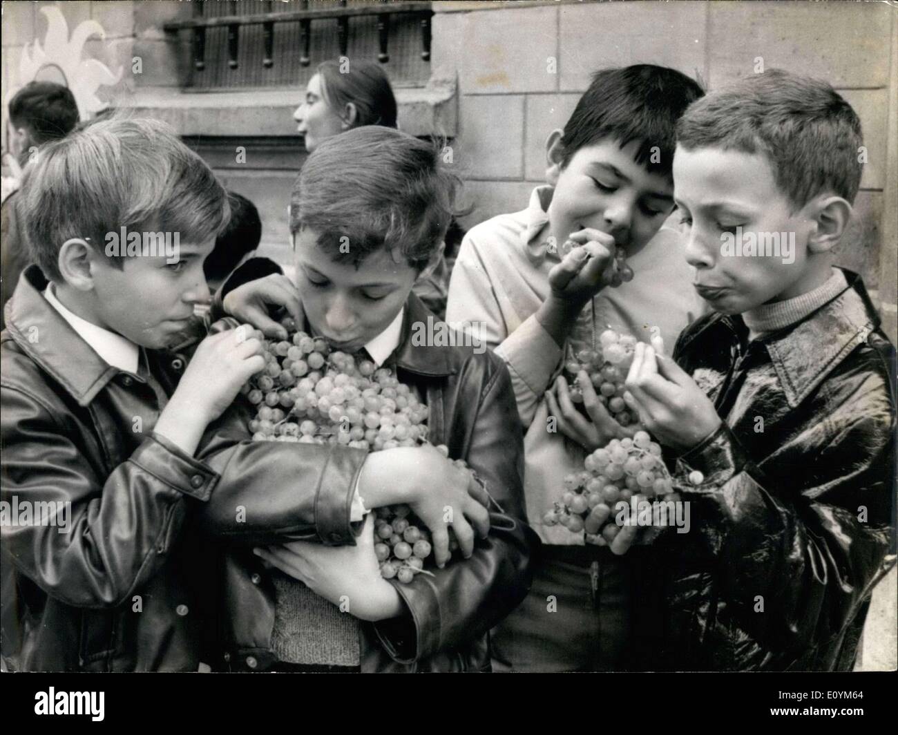 Sept. 14, zurück 1970-5 Tonnen Trauben den Kindern zur Schule Luxemburg Stockfoto