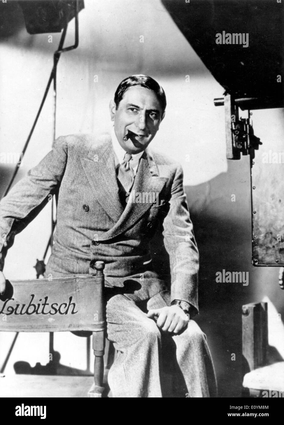 5212582 (900324) Ernst LUBITSCH, Amerikanischer Regisseur Deutscher Herkunft, Mit Regie-Stuhl Und Herbst Im Mund, Stockfoto