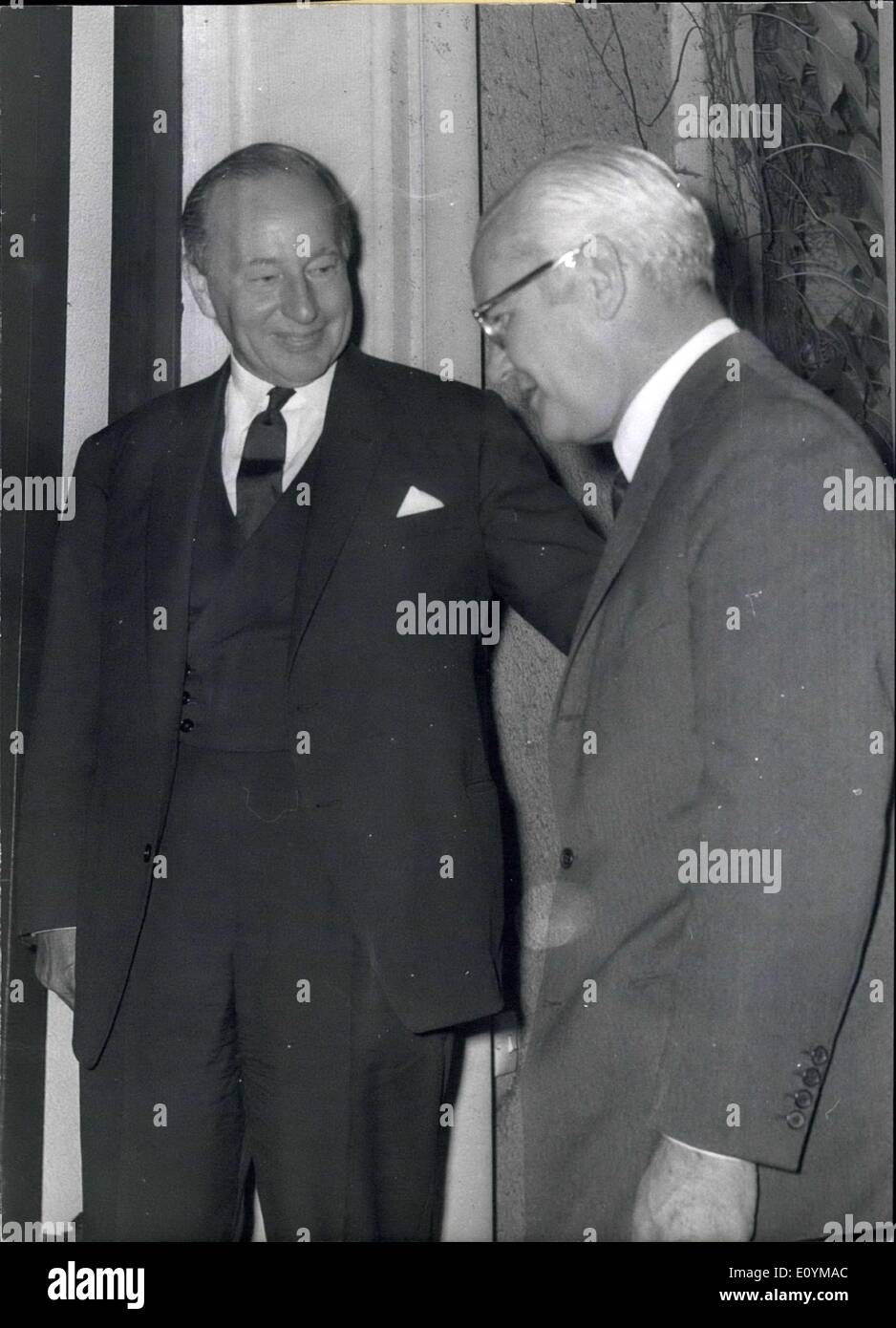 Sept. 30, 1970 - heute die vier Botschafter kommt der 7. Vortrag über Berlin, die Controll-Pat. Nach drei Stunden gingen sie in die Residenz des britischen Botschafters Sir Roger Jackling für ein Abendessen. Foto zeigt Sir Roger Jackling Gruß amerikanischer Botschafter Kenneth Rush vor seiner Residenz. Stockfoto