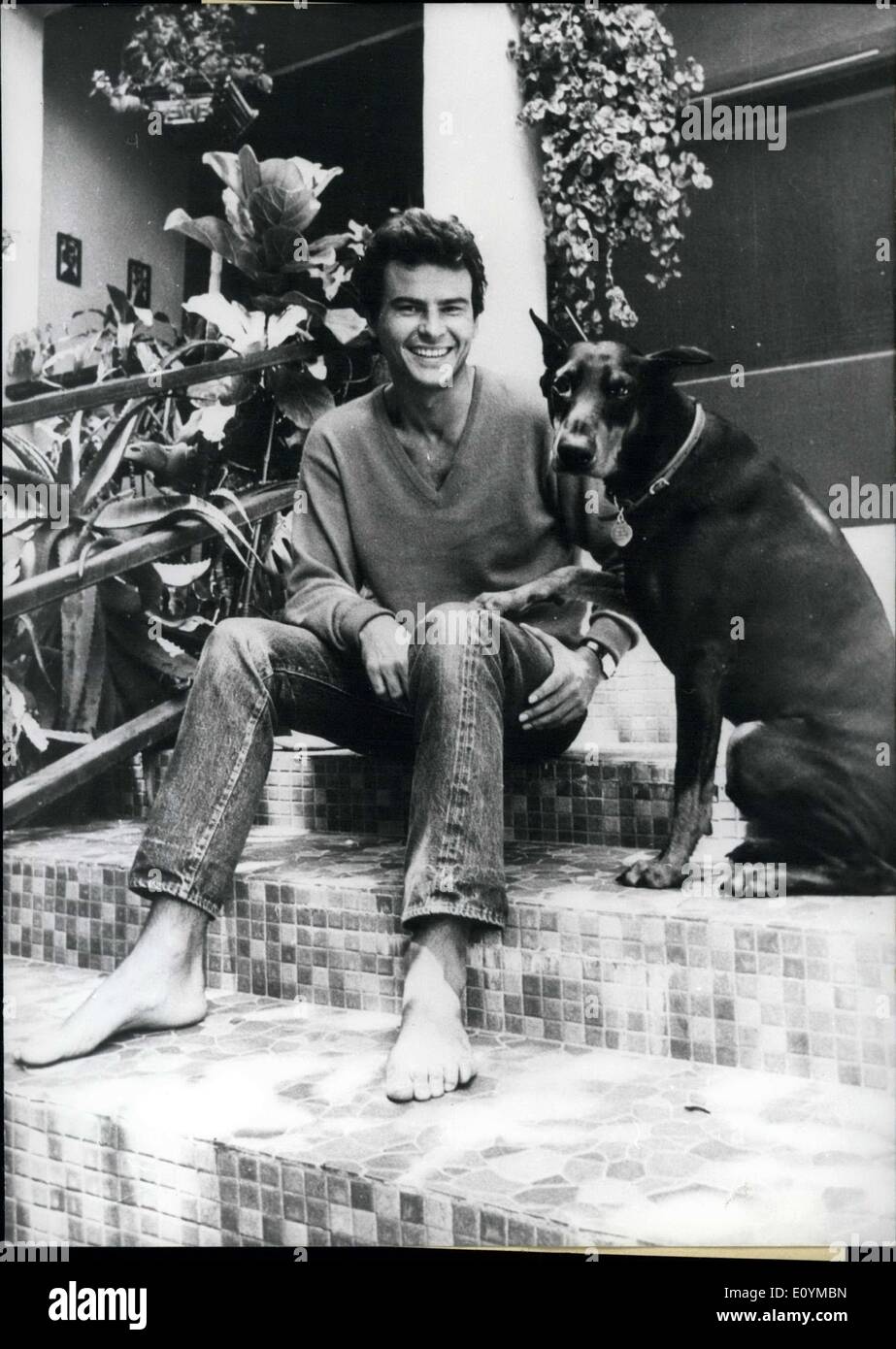 6. Oktober 1970 - '' Hotte'' wird nicht vor die Hunde gehen: aber der Hund, er mit, vor seinem Haus in Lenzerheide in der Schweiz abgebildet ist, gehört zur Familie. Wann immer '' Hotte'' (Kosename für Horst Buchholz) Weg von der Schweiz - das seine Wahlheimat - kümmert sich der Hund von Horst Frau Miriam und seine zwei Kinder, Christopher (8) und Beatrice (7). Als er in Paris, im Moment arbeitet ist er zumindest in der Lage, mit seiner Familie an den Wochenenden werden. Im Paris Horst begann ein riskantes Projekt - er gibt sein Debüt als Regisseur Stockfoto