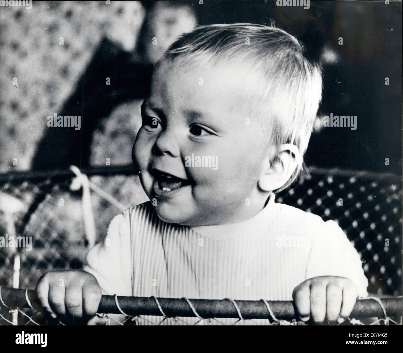 10. Oktober 1970 - ein Geburtstag Bild von Prinz Constantijn der Niederlande - genommen von seinem Vater: Prinz Constantijn der Niederlande, der jüngste Sohn von Kronprinzessin Beatrix und Prinz Claus feiert seinen 1. Geburtstag am Sonntag, den 11. Oktober. Foto zeigt: Ein Geburtstag Bild der kleinen Prinzessin Constantijn genommen von seinem Vater Prinz Claus. Stockfoto