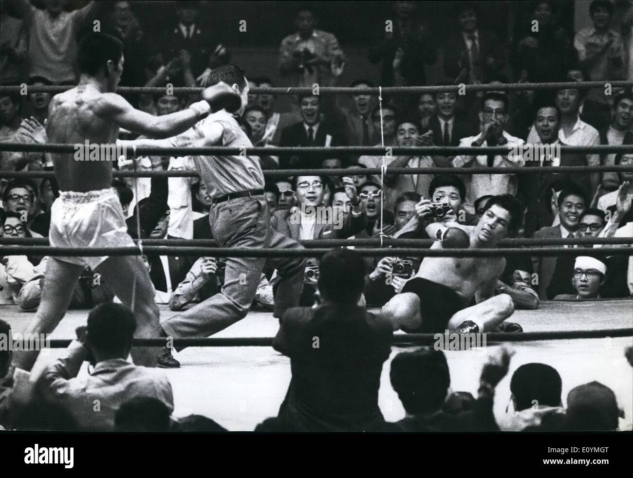 10. Oktober 1970 - am Rande der Niederlage: Junior-Leichtgewicht-Champion der World Boxing Council Yoshiaki Numata Japan, kam aus den Rand einer Niederlage mit einer erstaunlichen fünften Runde KO-Sieg über California Herausforderer Raul Rojas in Tokio. Rund um den Ring für fast zwei Runden geklopft, brach zerschlagen und müde Numata plötzlich mit einem lodernden Aufwärtshaken auf den Unterkiefer, der Rojas auf die Leinwand für den Grafen geschickt. Foto zeigt: Herausforderer Raul Rojas aus San Pedro, Kalifornien ist ausgezählt in der fünften Runde in den Titelkampf mit einem Aufwärtshaken auf den Unterkiefer, während die Kämpfer waren in den Seilen kämpft. Stockfoto