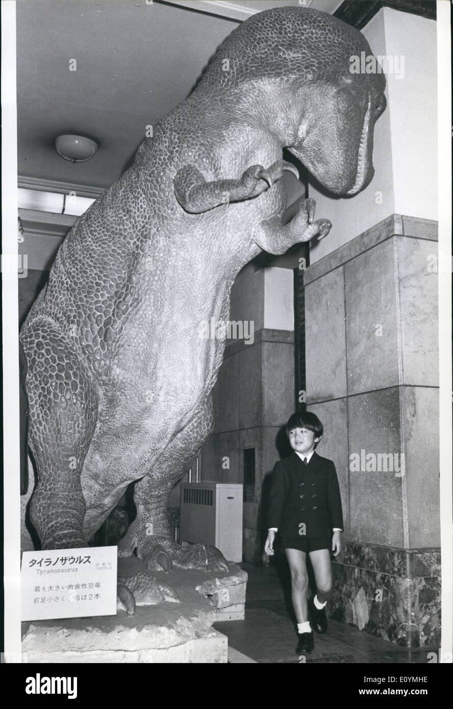 10. Oktober 1970 - Prinz nicht Angst von Monstern: kleine Prinz Aya, zweiter Sohn des Kronprinzen und der Prinzessin von Japan, hielt eine steife obere Lippe, wenn er kam Angesicht zu Angesicht mit prähistorischen Monstern in seinem ersten Besuch in das Science Museum in Tokio. Beim Eintritt in das Museum, die, das der Prinz nur ein wenig besorgt war, als er unter einem hoch aufragenden Tyranousauras, die bereit ist überliefert, sich auf ihn stürzen erschien, ließ sich dann ein Protoceratops Andrewsi untersuchen, die einst in der Mongolei lebten. Stockfoto