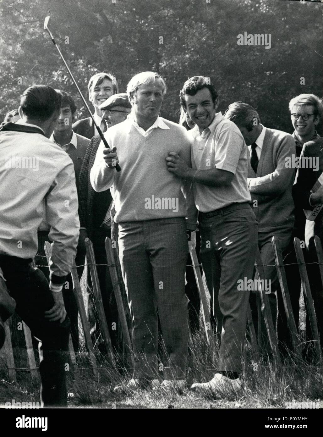 10. Oktober 1970 - Tony Jacklin gegen Jack Nicklaus im Halbfinale der Piccadilly Welt Match Play Meisterschaften: Foto zeigt Tony Jacklin Konsolen Jack Nicklaus nach Nickolaus Glocke Hand landete in der Nähe einen Zaun während ihres Spiels bei heute Wert ging. Stockfoto