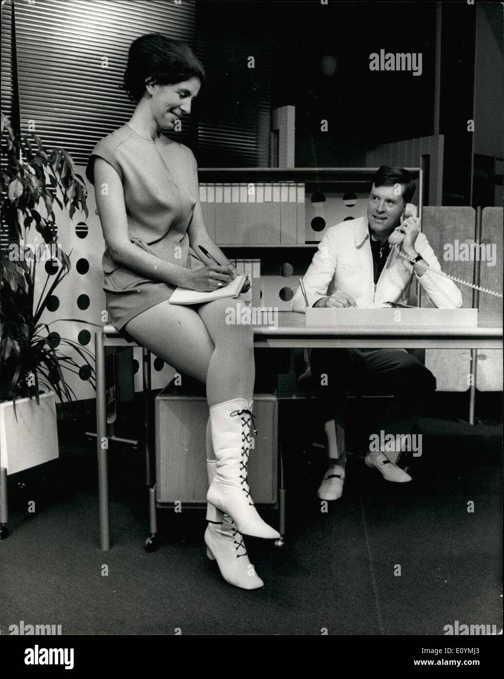 10. Oktober 1970 - was der Sekretär Vogel - und ihr Boss tragen werden die 1980: im Kensington Close Hotel London W.8, schwedische Designer Carl Christiansson, baute ein Büro der 80er Jahre für eine dreitägige Ausstellung '' Büro 80'', die morgen eröffnet wird. das Amt wird eine arbeiten-Büro und das Personal wird in der Mode Fashion Editor, Ann Beveridge denkt in 1980 populär werden gekleidet werden. Beveridge verpassen denkt, die die Mini zurück bis 1980, aber Mädchen werden pflegt Wwear Stitch-ihre Kleider werden in Form von gebacken in einer noch geformt werden bei 190 Grad Contrigrade Stockfoto