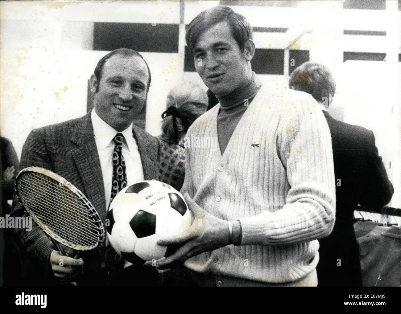 10. Oktober 1970 - 12. Spoga - internationale Fachmesse für Sportartikel in Köln: sie haben ihre Teile verändert: der Führer der deutschen Fußball-Nationalmannschaft, Uwe Seeler (1) und der deutsche Tennis-Star, Jurgen FaBbaender, die die '' Arbeitswerkzeuge '' anderer zu kontrollieren. Beide Sportler trafen sich in der 12. SPOGA in Köln, wo 1108 Aussteller aus 28 Ländern ihre Angebote, Sportartikel, Campingartikel und Gartenmöbel zeigen. Stockfoto