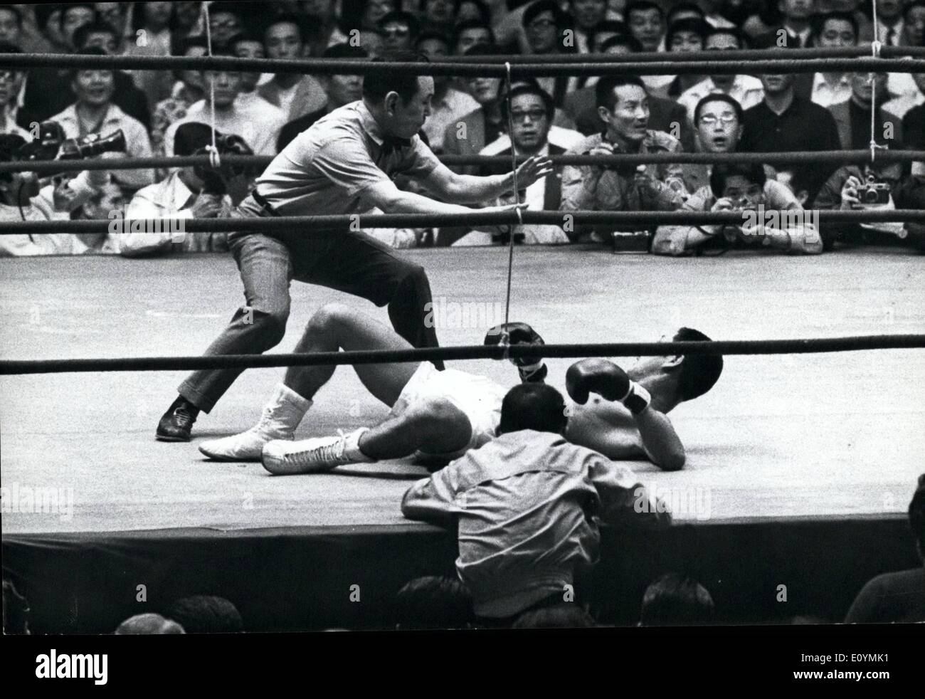 10. Oktober 1970 - am Rande der Niederlage: World Boxing Council Junior-Leichtgewicht-Champion Yoshiaki Numata Japan, kam zurück aus den Rand einer Niederlage mit einer erstaunlichen fünften Runde KO Sieg über kalifornische Herausforderer Raul Rojas in Tokio. Rund um den Ring für fast zwei Runden geklopft, brach zerschlagen und müde Numata plötzlich mit einem lodernden Aufwärtshaken auf den Unterkiefer, der Rojas auf die Leinwand für den Grafen geschickt. Foto zeigt Numata niedergeschlagen in der vierten Runde für eine neun Zählung von Rojas, sondern verwaltet bis zu Staffeln und Rojas in der fünften Runde k.o. Stockfoto