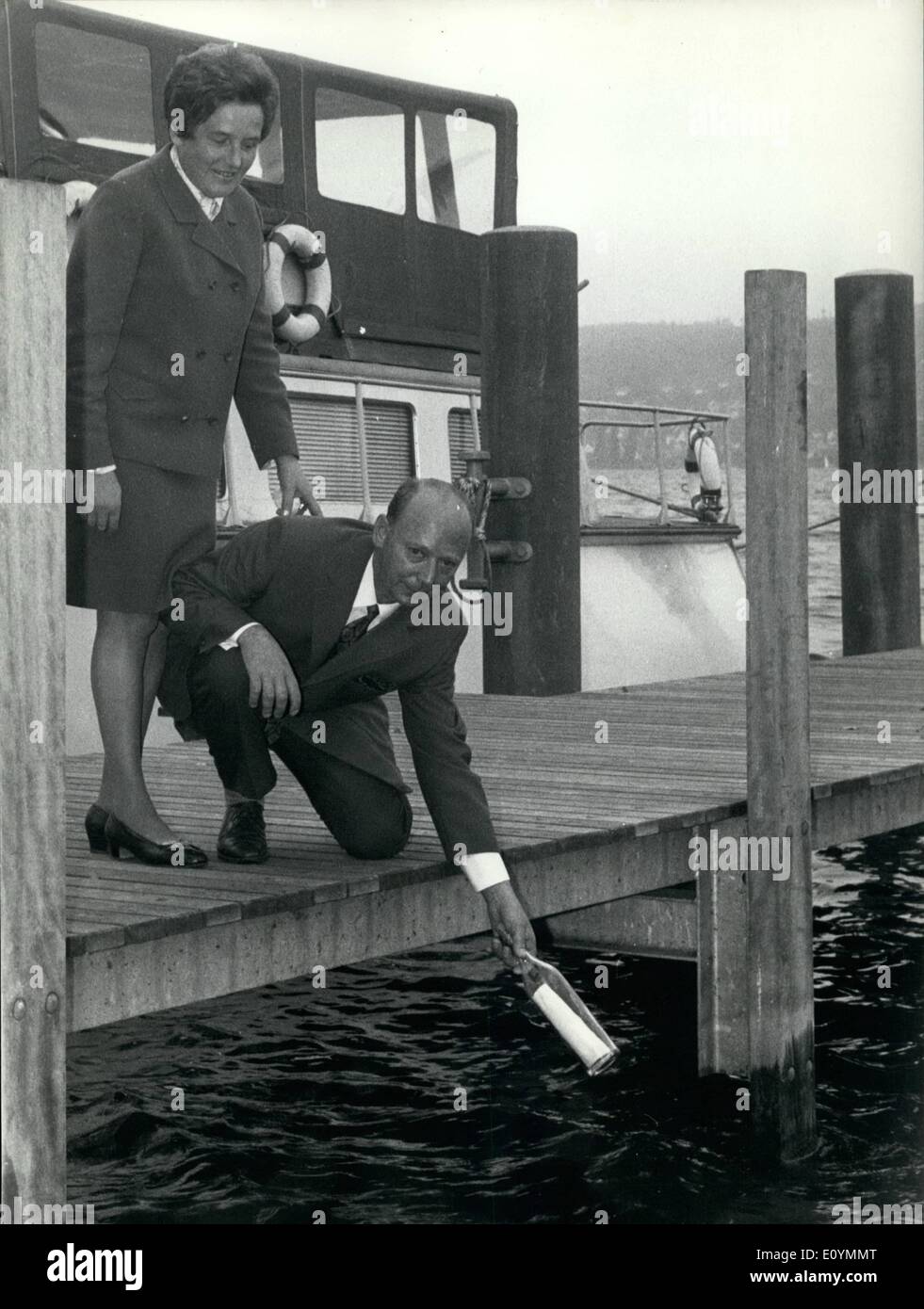 10. Oktober 1970 - hat ihre Flasche - Post gefunden, ein Reiseziel für das Ehepaar Iten in Zürich die Nachrichten, die ihre Flasche zu veröffentlichen geschrieben vor zwei Jahren für ein deutsches Magazin, ein Ziel gefunden hat, war sehr überrascht. in der Tat, im Sommer 1968 sie haben einen Brief '' zu unbekannten '' über eine Aktion des deutschen Magazins, aus ca. 10'000 '' Letters'' im nördlichen Atlantik, in diesem Sommer hat die kleinen pro Erick Augusta hat die Flasche mit dem Buchstaben-Elemente gefunden in an der norwegischen Küste. wo hat der Golf-Dampf to.o verfolgt Stockfoto