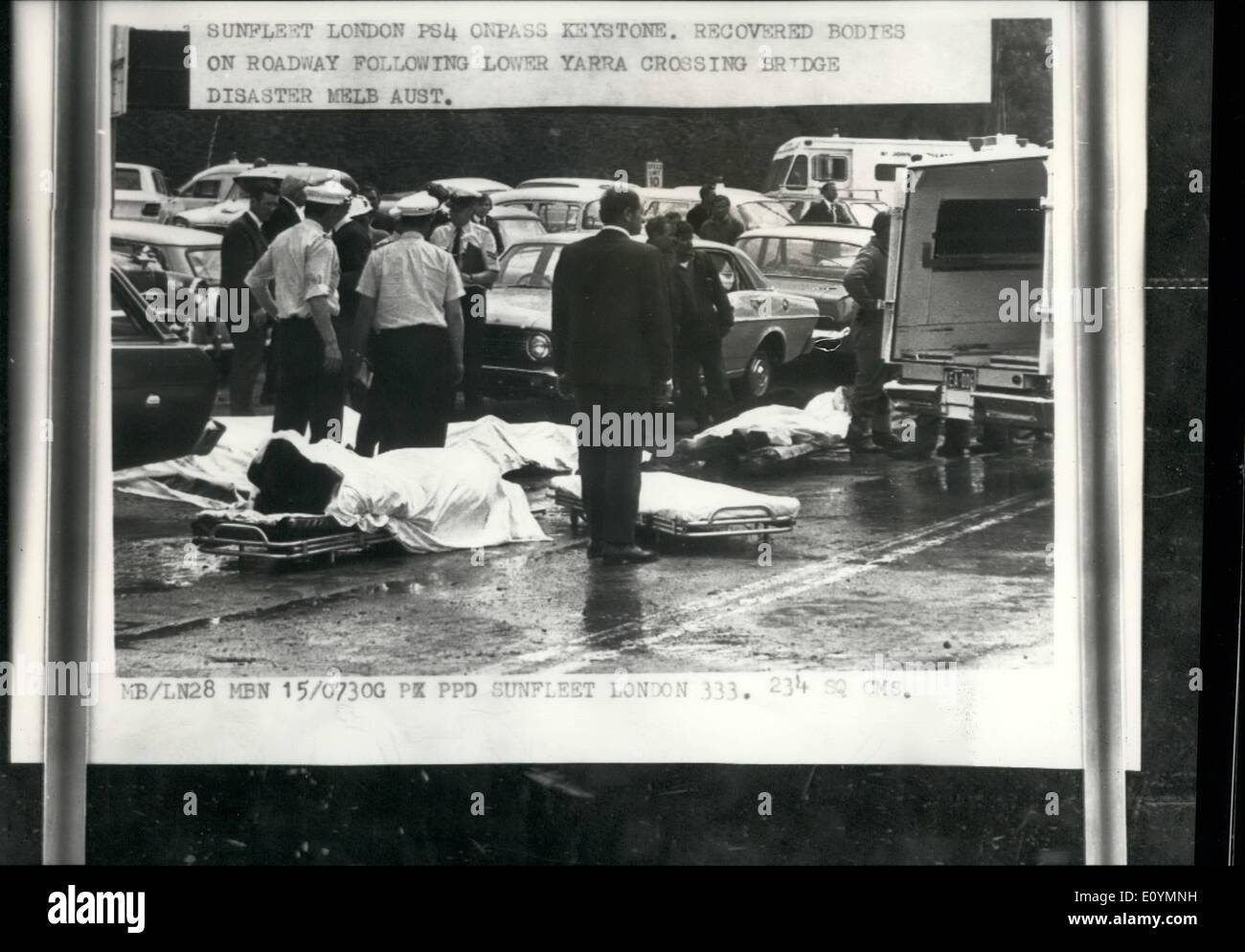 10. Oktober 1970 - 28 tot In Brückeneinsturz: mindestens 28 Menschen wurden getötet, als eine riesige Stahl und Beton Teil Australiens längste Brücke brach auf einer am Flussufer Straße in Melbourne heute. Weitere 25 Männer fehlen, erging es um gefangen worden, wenn die 150yd lange Abschnitt von der West Gate Bridge über den Yarra River gebaut wird eine Reihe von Schuppen abgewickelt. Foto zeigt: Wiederhergestellten Leichen auf der Fahrbahn nach der unteren Yarra Kreuzung Brücke Katastrophe heute. Stockfoto
