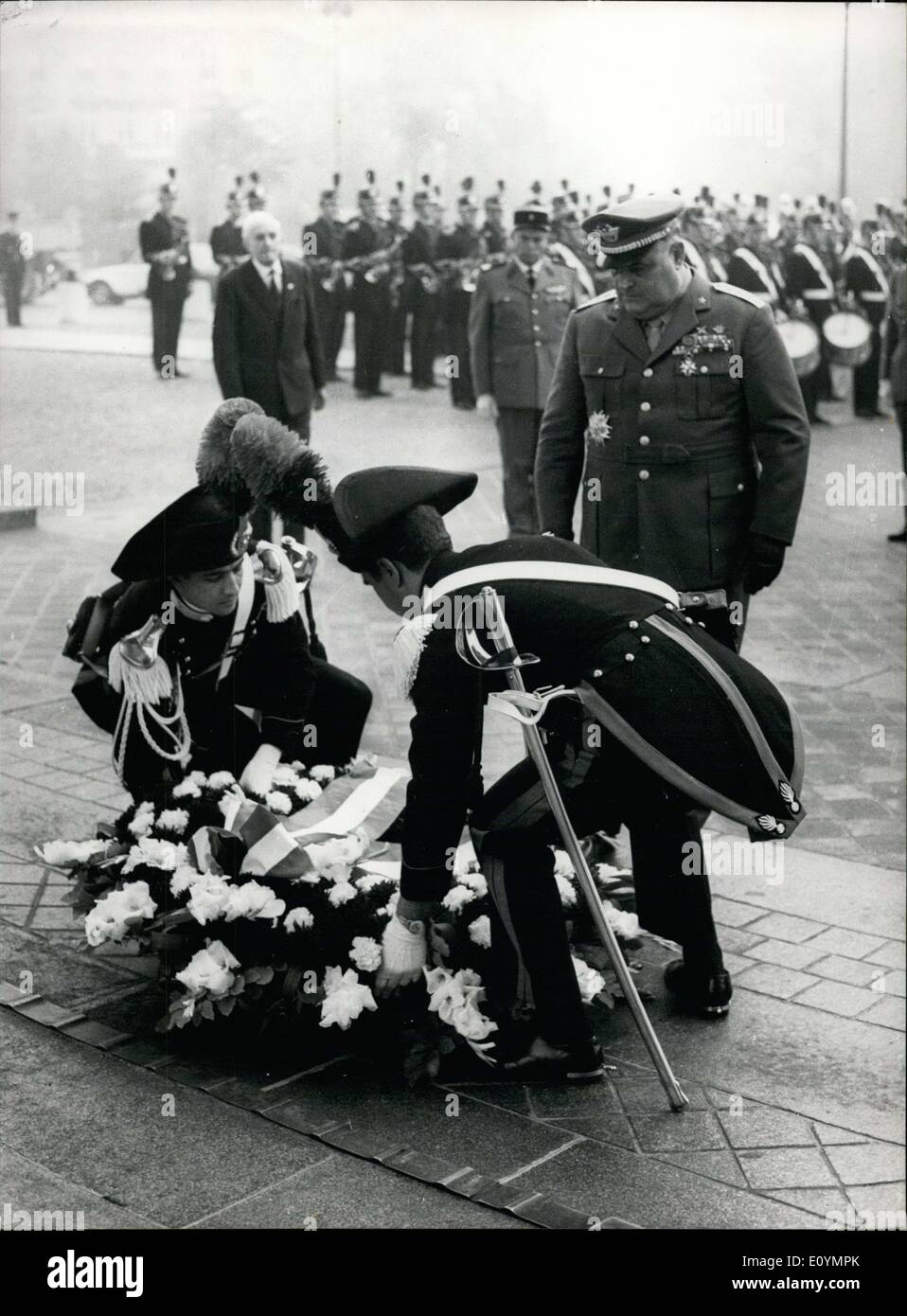 14. Oktober 1970 - General Marchesi, Chef des Stabes der italienischen Armee, der derzeit Paris besucht, platziert Blumen auf das Grab des unbekannten Soldaten auf dem Arc de Triomphe de L'Etoile. Stockfoto