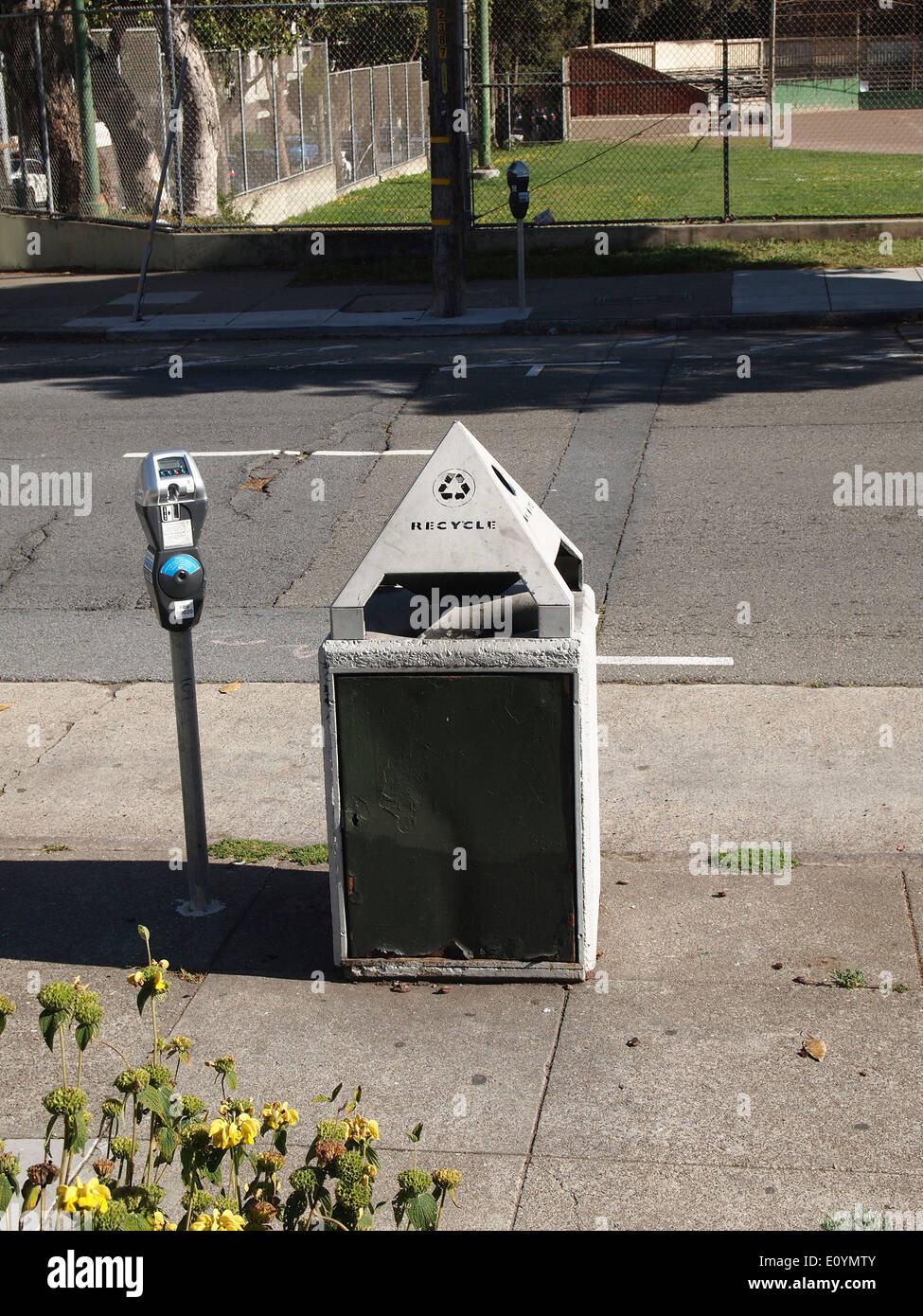 Recycling-Container & Parkuhr, San Francisco Stockfoto