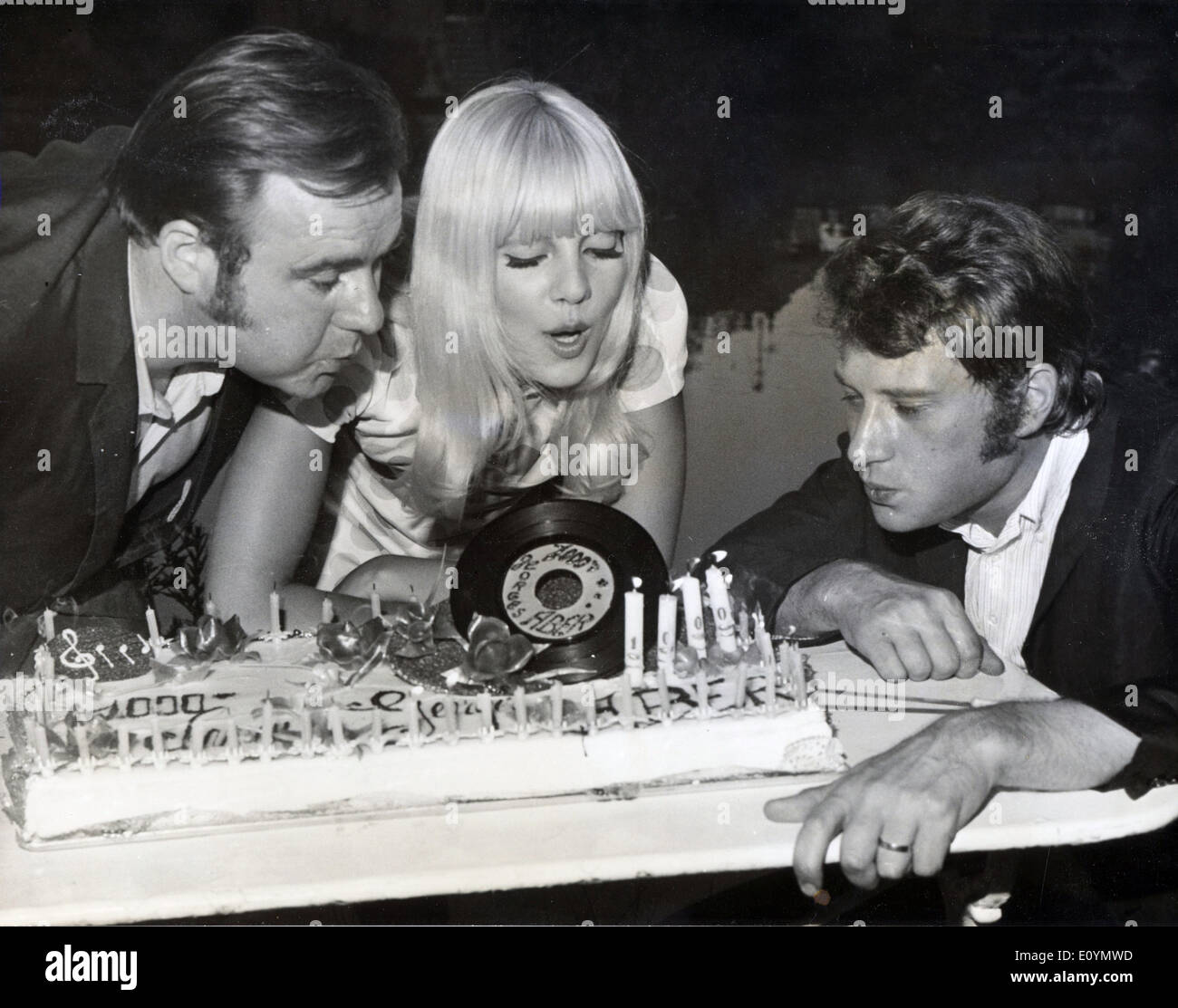 20. Oktober 1970 - Paris, Frankreich - SYLVIE VARTAN) und JOHNNY HALLYDAY (R) Hilfe GEORGES ABER Schlag die Kerze aus seinem Kuchen er wieder Stockfoto