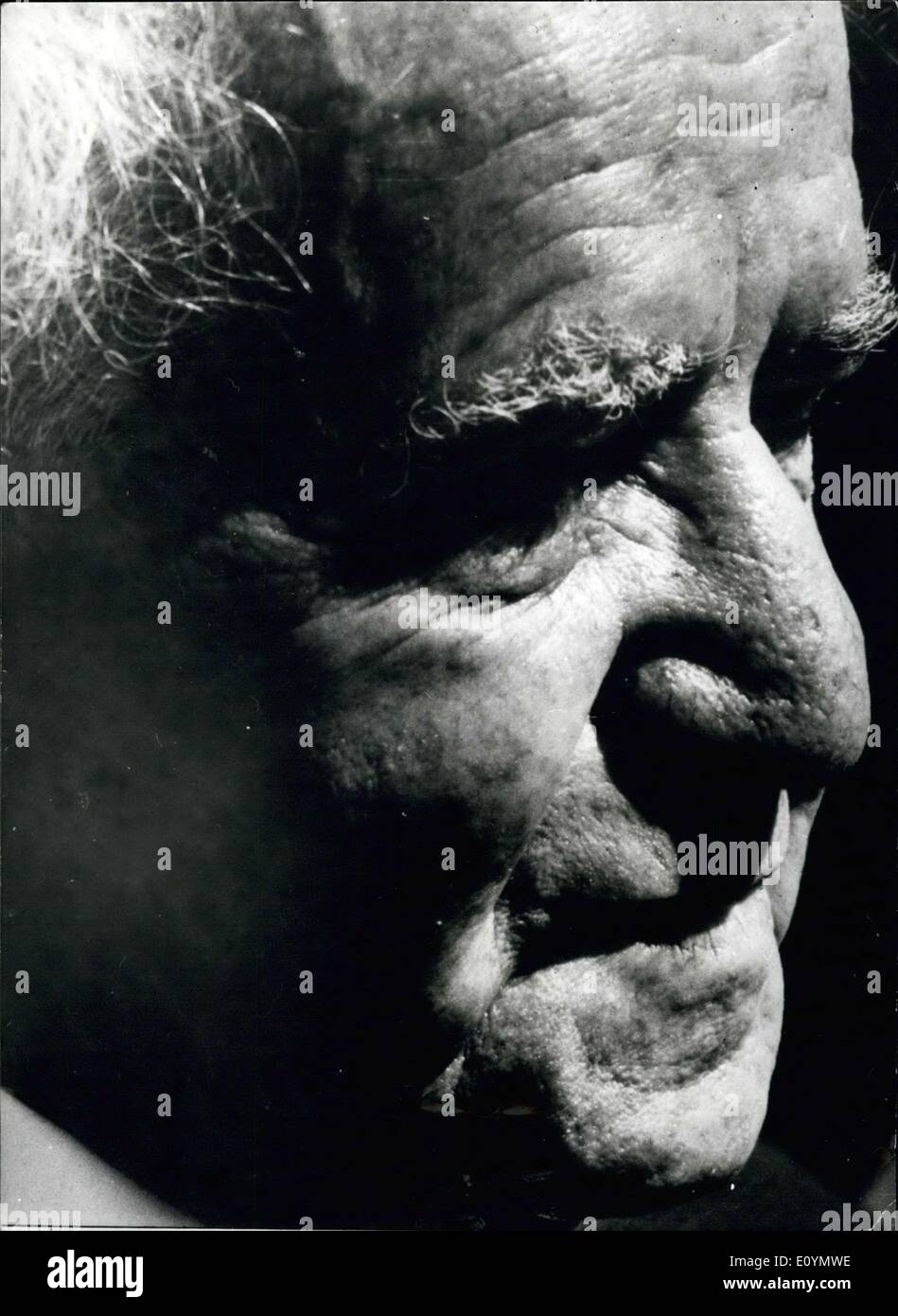 21. Oktober 1970 - feiert Ben-Gurion 84.. Geburtstag. David Ben-Gurion, ehemaliger Premier von Israel - feierte seine 84th. am Sonntag, den 18. Oktober Geburtstag. Er steht nicht mehr in der Mitte des politischen Wirbelwind, wie er in der Vergangenheit früher-er ist selbst mit dem Schreiben seiner Erinnerungen besetzen. Foto-Show; David Ben-Gurion abgebildet auf Sdeh Boker - anlässlich seines 84.. Geburtstag. Stockfoto