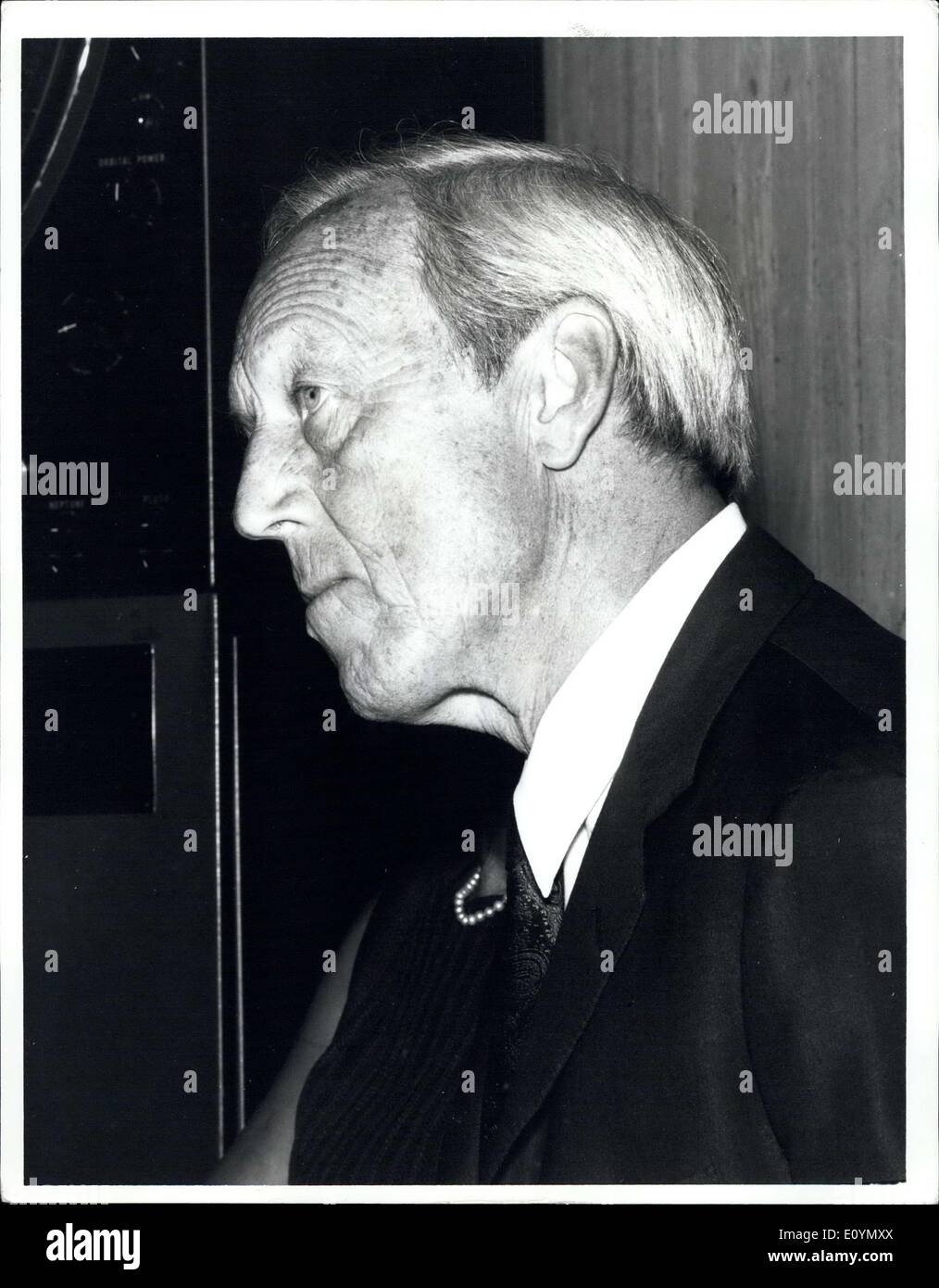 27. Oktober 1970 - 1970 den Nobelpreis für Physik heute ein Schwede erhielt Unterricht an der University of California San Diego Campus, Professor Hannes Alfven und der Franzose Louis Neel der Universität Grenoble. Alfvén wurde geehrt für '' Grundlagenwerk und Entdeckungen in Magneto-Hydrodynamik mit fruchtbaren Anwendungen in verschiedenen Teilen der Plasmaphysik '' der Königlich Schwedischen Akademie der Wissenschaften bekannt. Das Foto zeigt Professor Hannes Alfven. Stockfoto