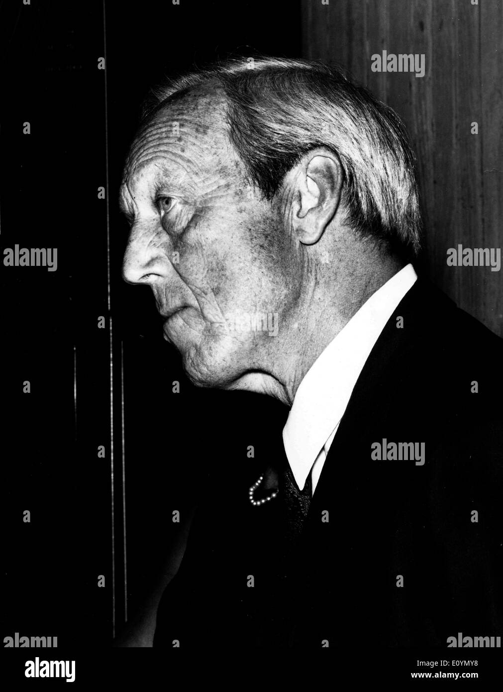 27. Oktober 1970; Stockholm, Schweden; Heute ein Schwede lehrt an der University of California San Diego Campus, Professor HANNES ALFVÉN und der Franzose Louis Neel Greenoble Universität 1970 den Nobelpreis für Physik erhielt. Alfvén wurde geehrt für "grundlegenden Arbeiten und Entdeckungen in Magneto-Hydrodynamik mit fruchtbaren Anwendungen in verschiedenen Teilen der Plasmaphysik" der Königlich Schwedischen Akademie der Wissenschaften bekannt. Stockfoto