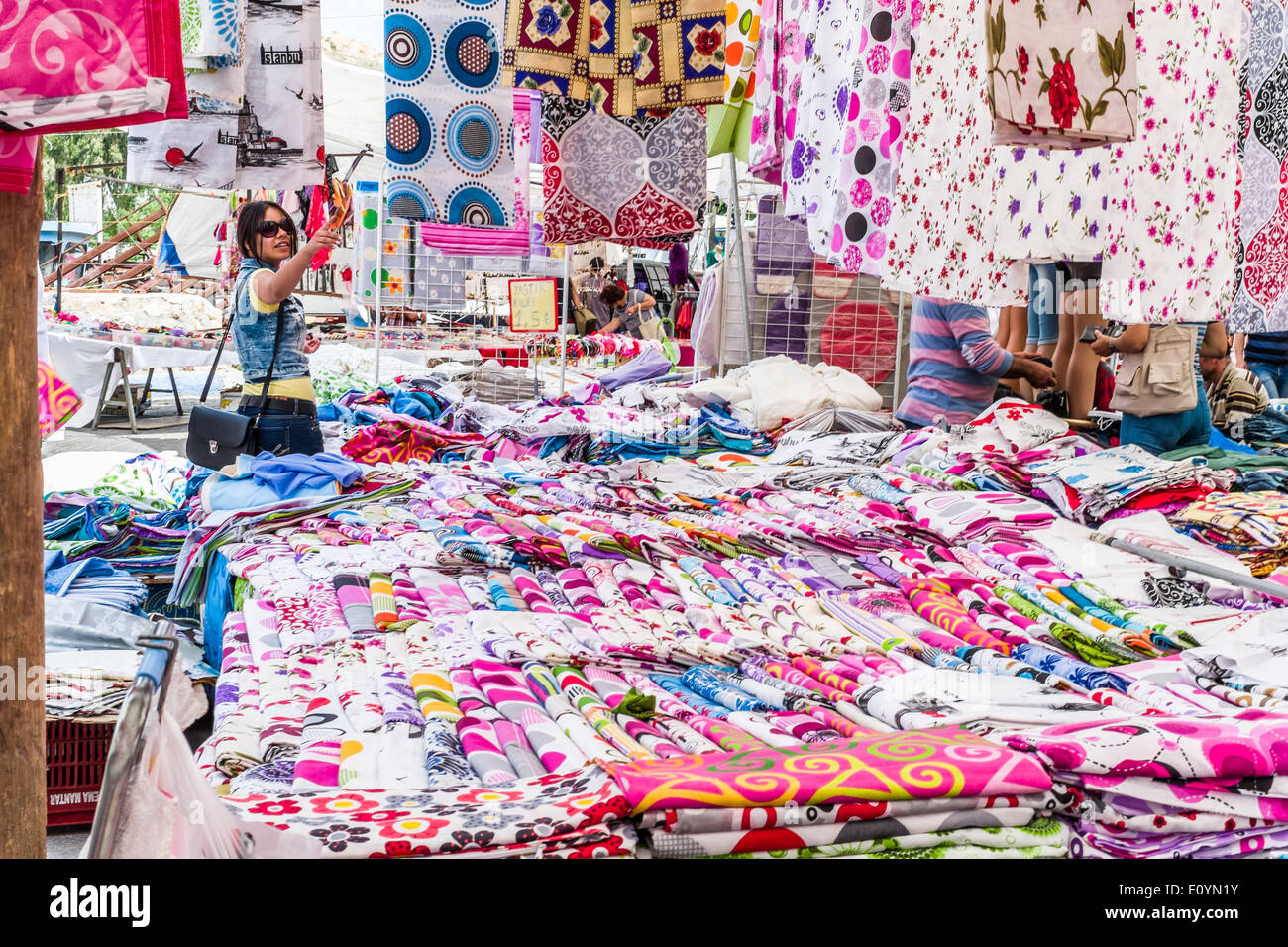 Der Dienstag Wochenmarkt in Foca, Stadtteil von Izmir, Türkei, steht Mädchen am Stall in Drucksachen und Tüchern abgedeckt. Stockfoto