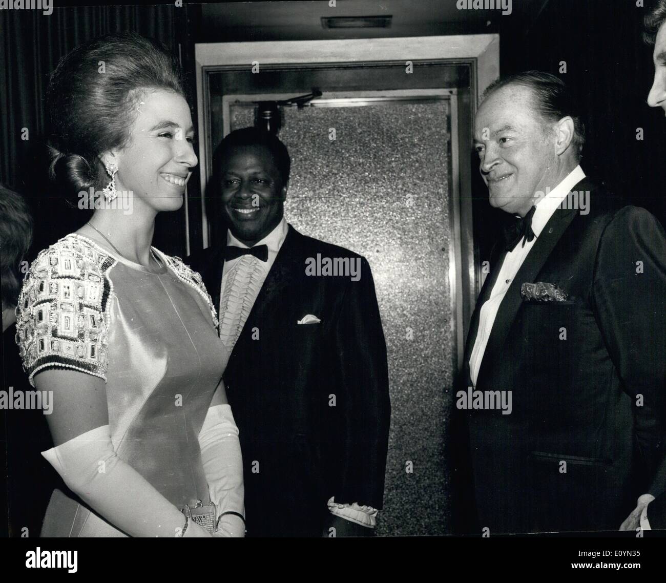 11. November 1970 - Royal Gala zugunsten der World Wildlife Fund; Die britische Prinzessin Anne trifft berühmten Komiker Bob Hope, an die Rede von der Stadt Leicester Square gestern Abend. Anlass war das Royal Gala Kabarett und Dinner statt, zugunsten der World Wildlife Fund, der Prinzessin Annes Vater, Prinz Philip, Präsident ist. Die Gala-Nacht letzte Nacht, anlässlich der Schließung des zweiten internationalen Kongresses des Fonds, wurde von Lizenzgebühren aus ganz Europa besucht. Stockfoto