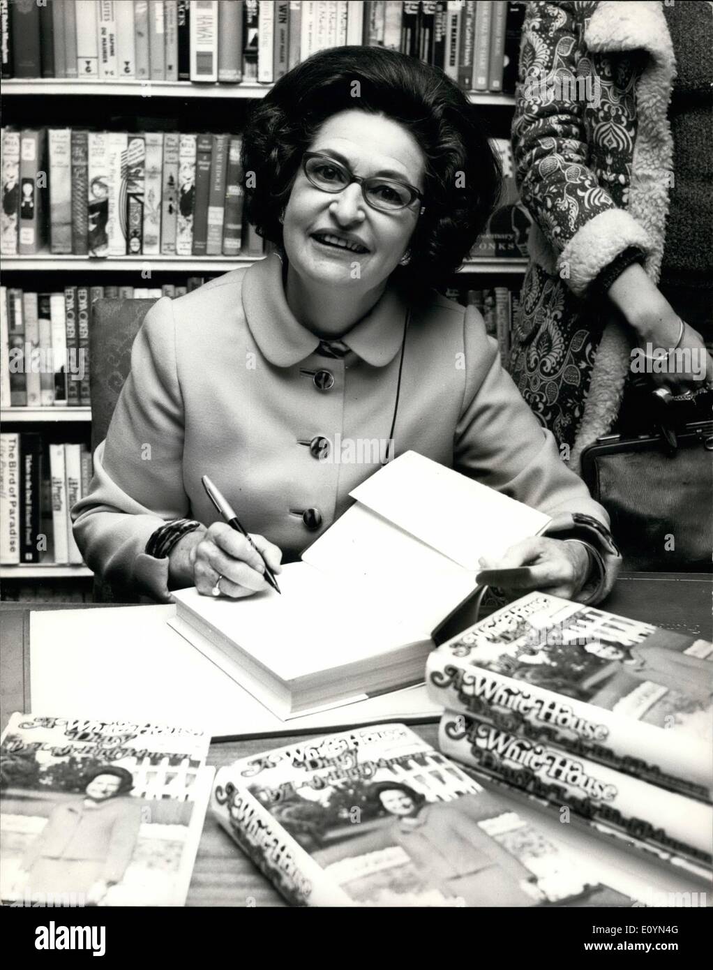 11. November 1970 - Mrs Lyndon B. Johnson unterzeichnet Kopien von ihren Memoiren '' ein weißes Haus Tagebuch '': Frau Lady Bird Johnson, ehemalige First Lady of America, der London anlässlich der Veröffentlichung ihrer Memoiren ihrer fünf Jahre und zwei Monate als passt Lady der Vereinigten Staaten '' A White House Dairy'' zu Besuch ist, hat heute einen Besuch abgestattet Hatchards Buchhandlung , Piccadilly, Kopien von ihrem Buch für die Öffentlichkeit zu unterzeichnen. Foto zeigt Frau Lady Bird Johnson Unterzeichnung Exemplare ihres Buches '' ein weißes Haus-Tagebuch in der Buchhandlung heute. Stockfoto
