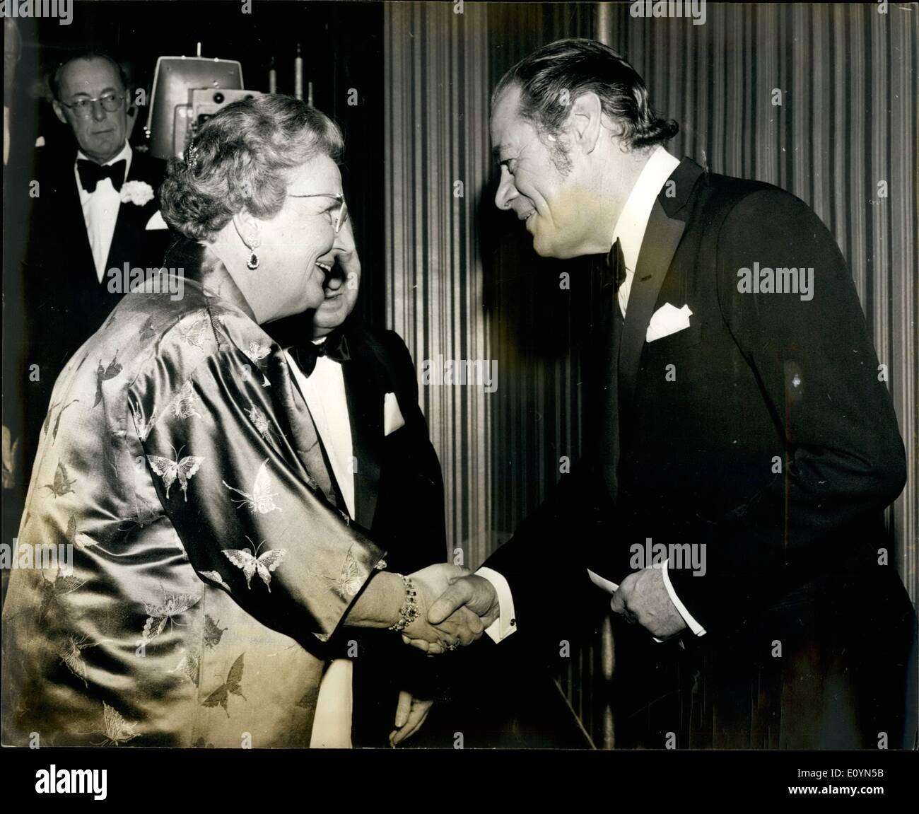 11. November 1970 - Royal Gala In Aid Of World Wildlife Fund: Königin Juliana der Niederlande schüttelt Hände mit dem britischen Schauspieler Rex Harrison an die Rede von der Stadt Leicester Square vor dem Royal Gala Kabarett und Abendessen zugunsten des World Wildlife Fund in Szene gesetzt. Ganz links ist die Königin Ehemann, Prinz Bernard. Die Gala Anlass, anlässlich der Schließung des zweiten internationalen Kongresses des Fonds wurde von Lizenzgebühren aus ganz Europa besucht. Stockfoto